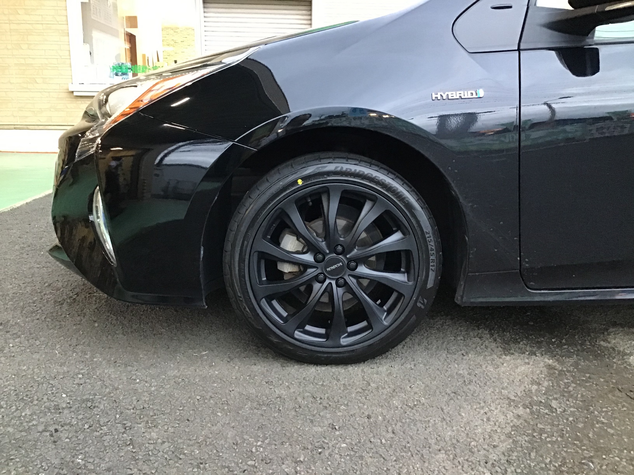 トヨタ 50 プリウス タイヤ ホイール交換 トヨタ プリウス タイヤ タイヤ ホイール関連 タイヤ ホイール交換 サービス事例 タイヤ館 ｇｐ利府 宮城県のタイヤ カー用品ショップ タイヤからはじまる トータルカーメンテナンス タイヤ館グループ