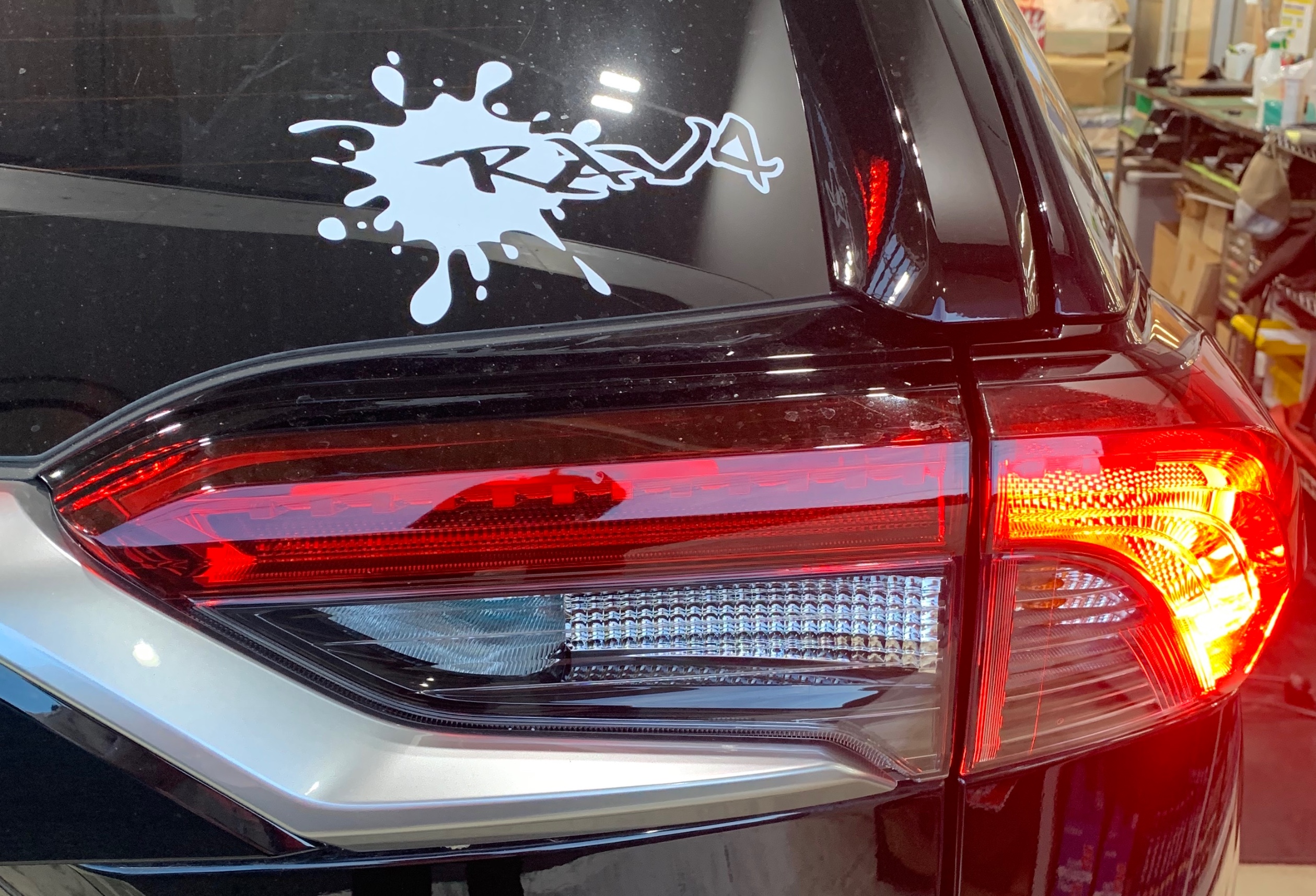 RAV4に取り付けました 〜ブレーキランプ全灯化編〜 | トヨタ RAV4 | スタッフ日記 | タイヤ館 めじろ台 |  東京都のタイヤ、カー用品ショップ タイヤからはじまる、トータルカーメンテナンス タイヤ館グループ
