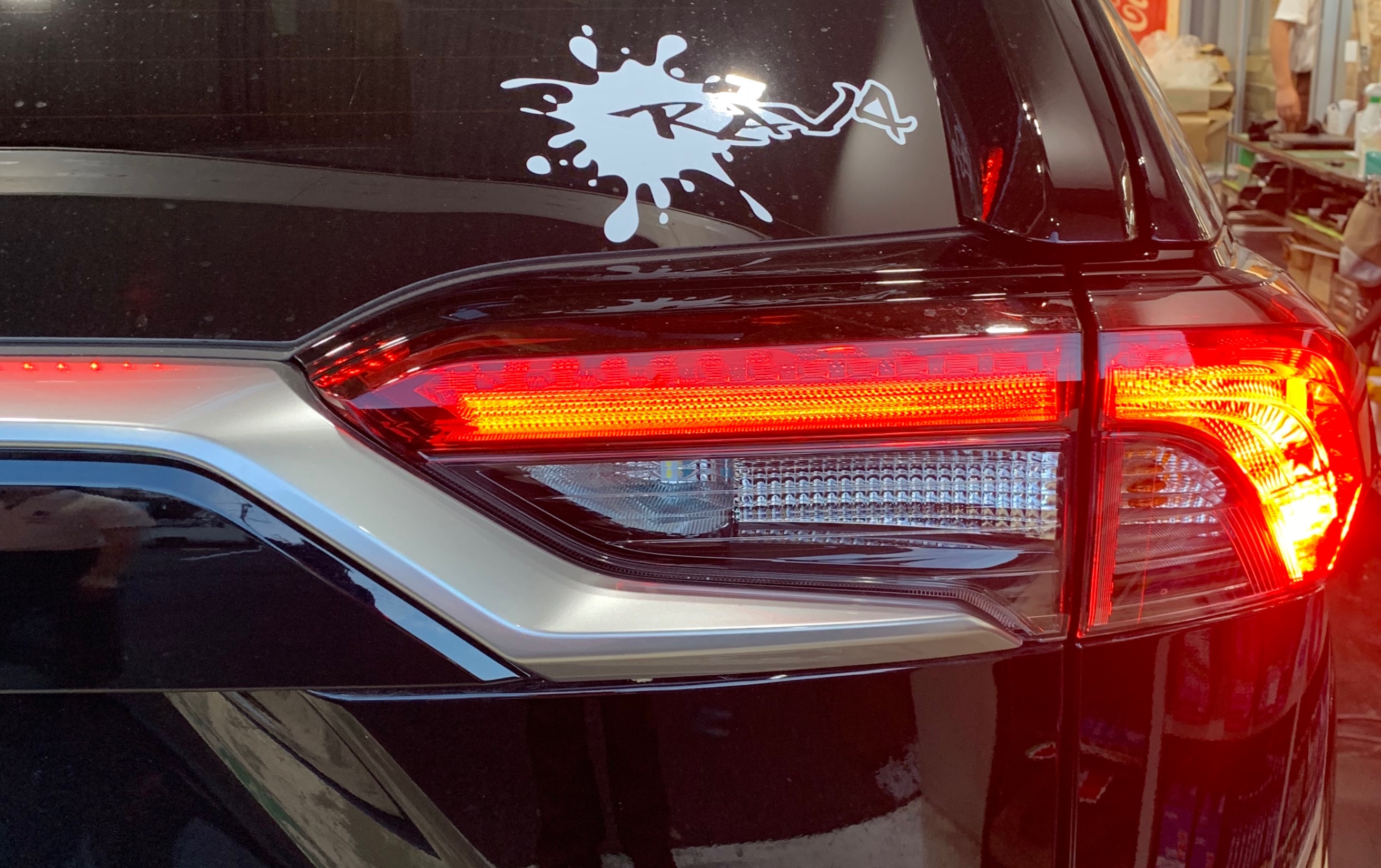 RAV4に取り付けました 〜ブレーキランプ全灯化編〜 | トヨタ RAV4 | スタッフ日記 | タイヤ館 めじろ台 |  東京都のタイヤ、カー用品ショップ タイヤからはじまる、トータルカーメンテナンス タイヤ館グループ