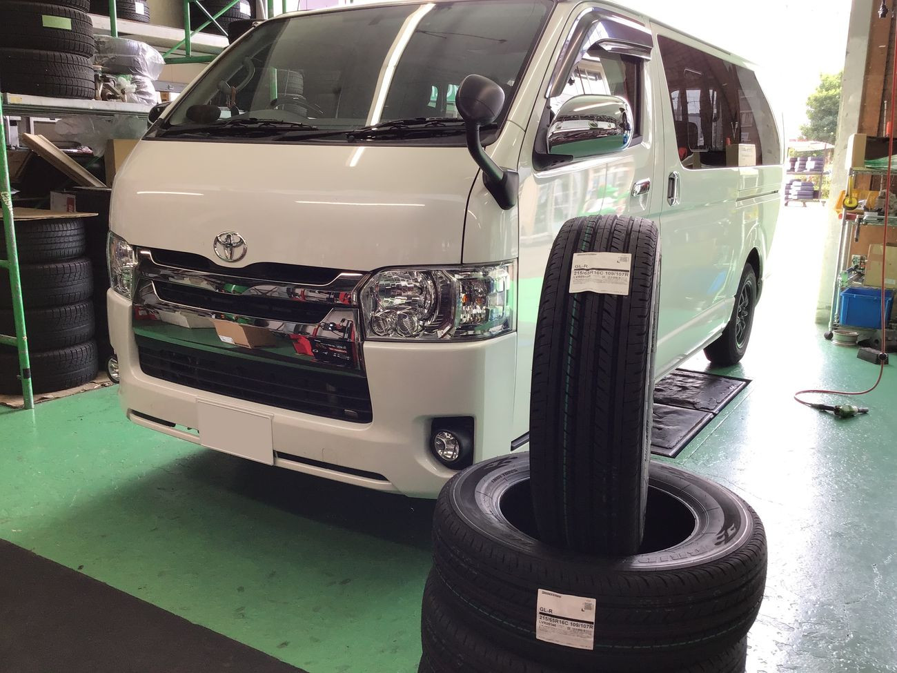 トヨタ「ハイエース バン」200系 タイヤ交換 215/65Ｒ16 | トヨタ