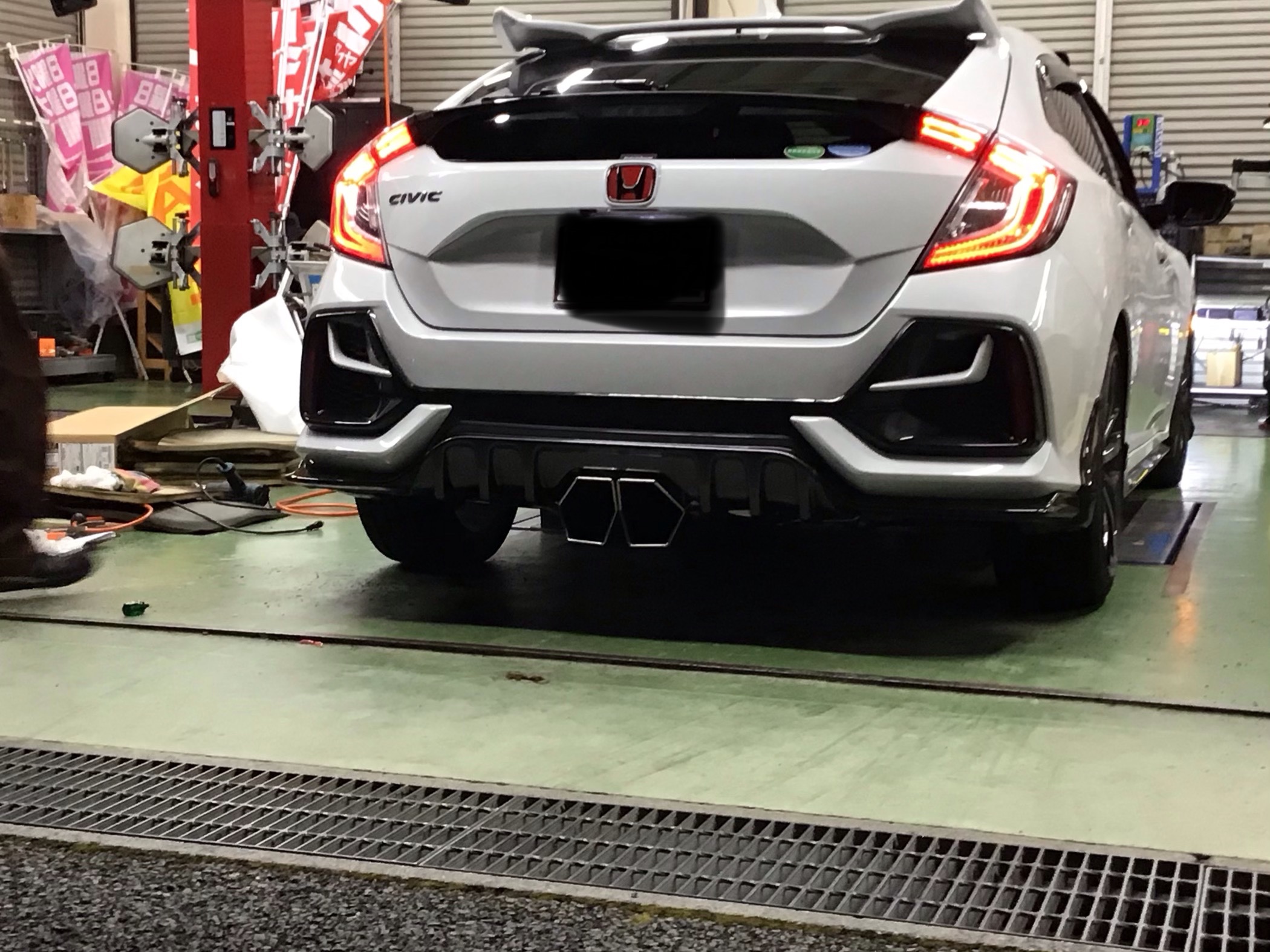 Fk7シビック後期 無限マフラーandガーニッシュ取り付け ホンダ シビック 結城店の作業日記 タイヤ館 結城 茨城県のタイヤ カー用品ショップ タイヤからはじまる トータルカーメンテナンス タイヤ館グループ