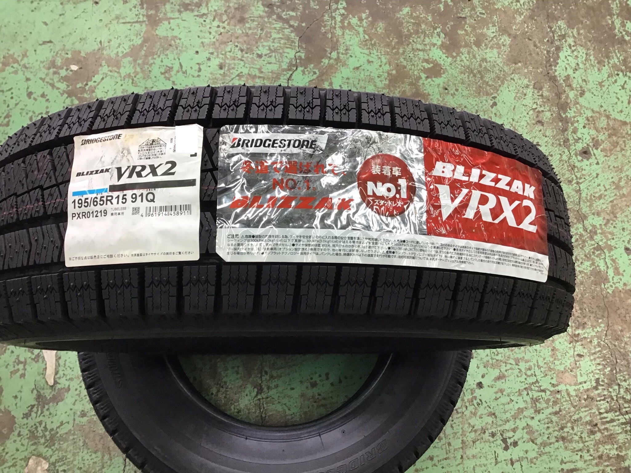 Bridgestone Vrx2 195 65r15 スタッドレスタイヤ交換作業 タイヤ タイヤ ホイール関連 タイヤ ホイール交換 日立大みか店作業事例 タイヤ館 日立 大みか 茨城県のタイヤ カー用品ショップ タイヤからはじまる トータルカーメンテナンス タイヤ館グループ