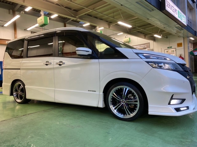 日産 セレナ（GFNC27）】タイヤホイール、車高調取り付けです