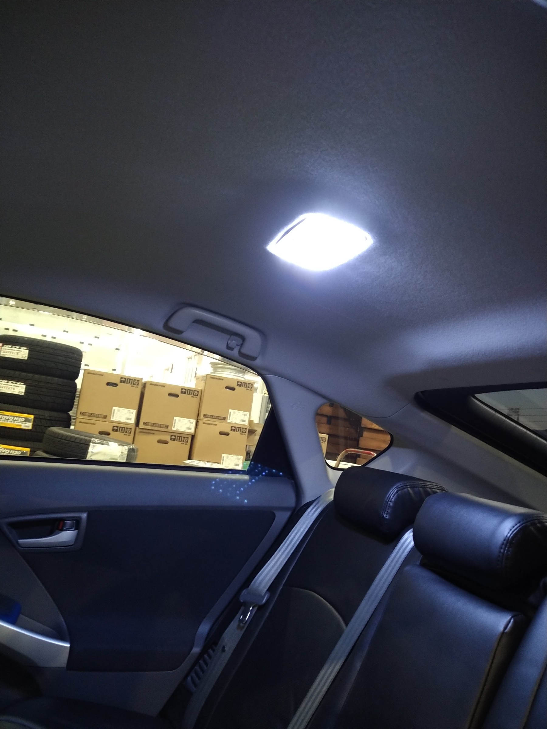 車内ルームライト Led交換で超明るい トヨタ プリウス その他 パーツ取付 各種用品取付 サービス事例 タイヤ館 次郎丸 タイヤからはじまる トータルカーメンテナンス タイヤ館グループ