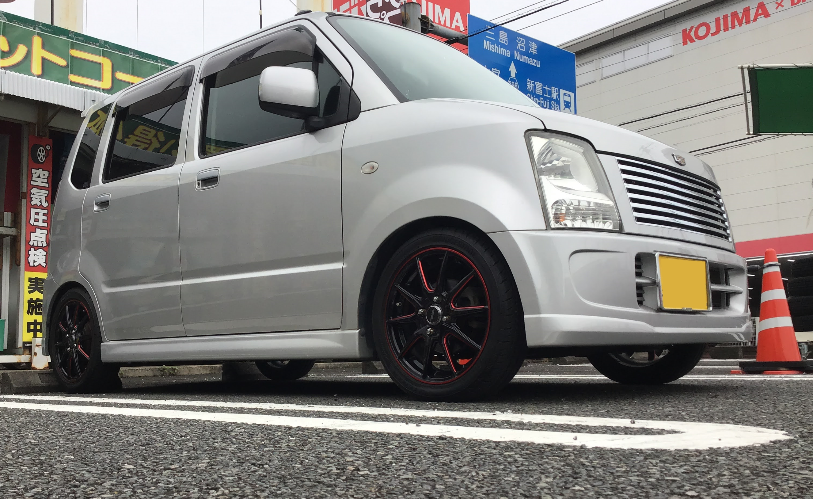 必須アイテム ドライブレコーダーの取付 そしてホイールも交換してくださいました スズキ ワゴンr ホイール タイヤ ホイール関連 タイヤ ホイール交換 スタッフ日記 タイヤ館 富士 タイヤからはじまる トータルカーメンテナンス タイヤ館グループ