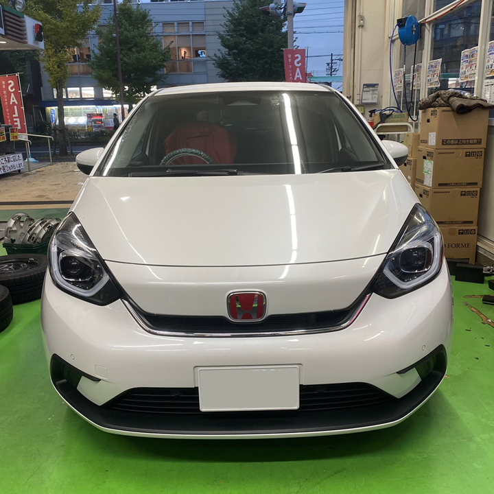 ホンダ フィット の エンブレムカラー変更 ホンダ フィット スタッフ日記 タイヤ館 北山 京都府 滋賀県のタイヤからはじまる トータルカーメンテナンス タイヤ館グループ