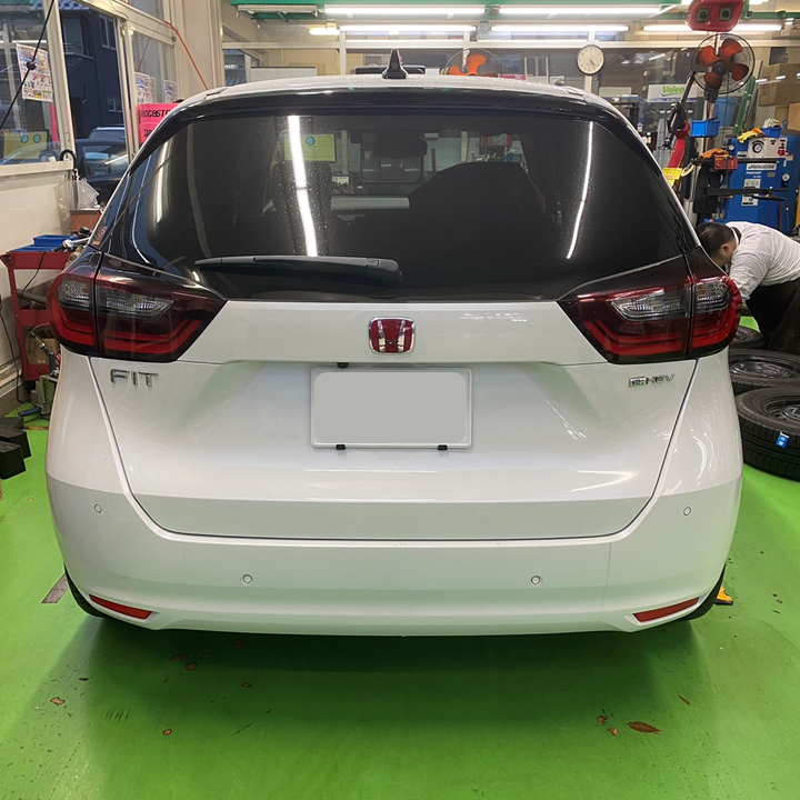 ホンダ フィット の エンブレムカラー変更 ホンダ フィット スタッフ日記 タイヤ館 北山 京都府 滋賀県のタイヤからはじまる トータルカーメンテナンス タイヤ館グループ