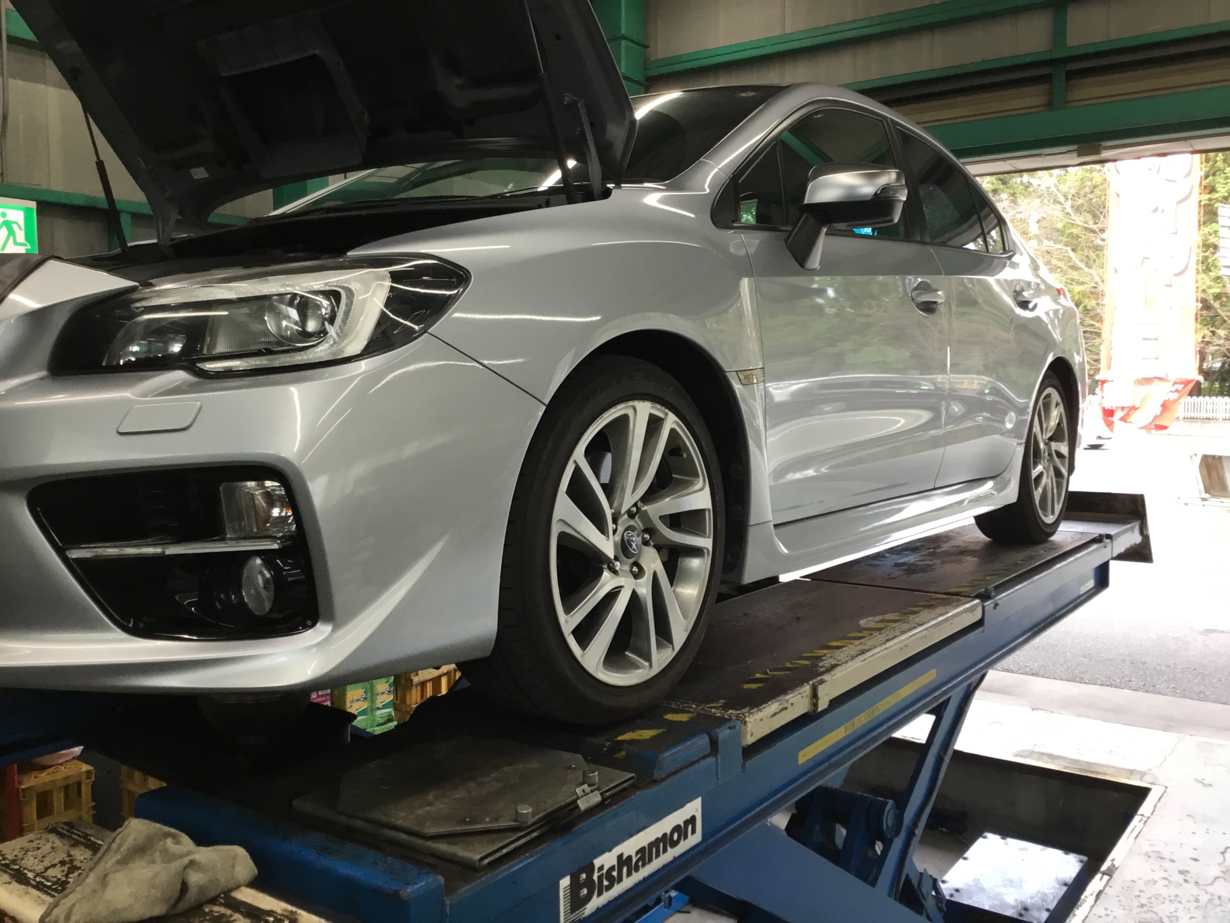 スバル Wrx S4 エンジンオイル交換 サービス事例 タイヤ館 野田 千葉県のタイヤ カー用品ショップ タイヤからはじまる トータルカーメンテナンス タイヤ館グループ