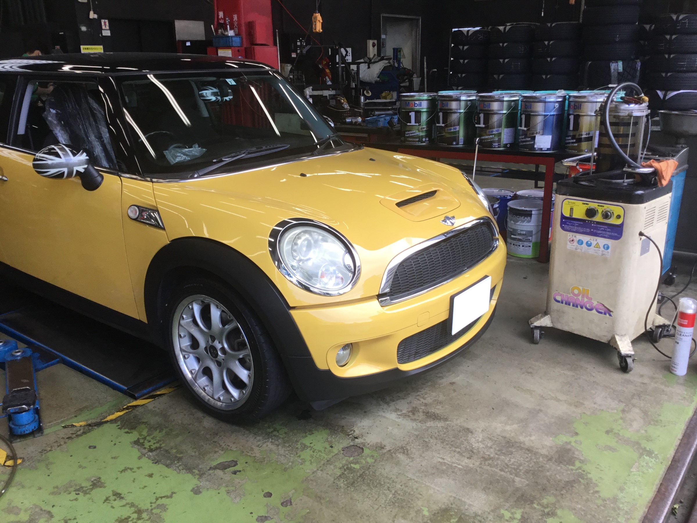 R56 Mini クーパーs エンジンオイル フィルター交換 Bmw Mini メンテナンス商品 オイル関連 エンジンオイル交換 サービス事例 タイヤ館 パドック２４６ 東京都のタイヤ カー用品ショップ タイヤからはじまる トータルカーメンテナンス タイヤ館グループ
