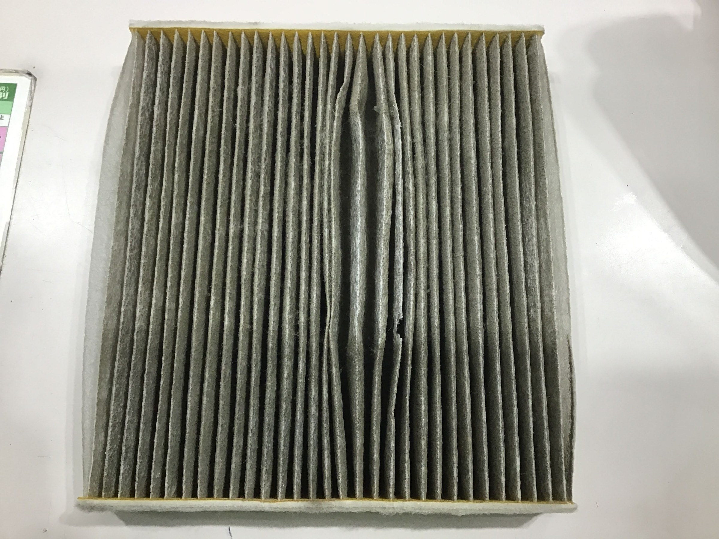 汚いエアコンフィルター