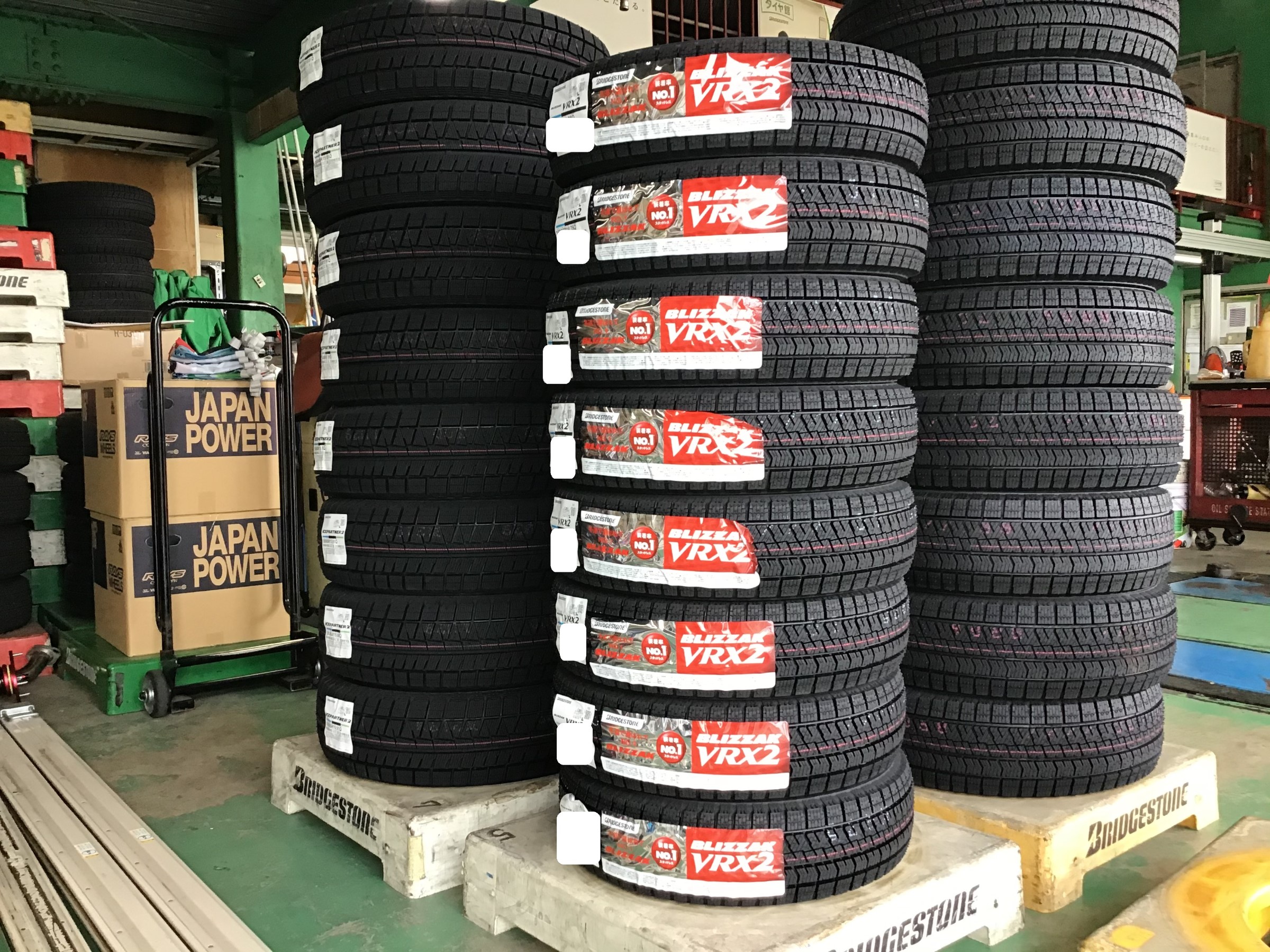 今シーズン初のスタッドレスタイヤ入荷です W タイヤ その他 スタッドレス メンテナンス スタッフブログ 日記 タイヤ館 鎌ヶ谷 千葉県のタイヤ カー用品ショップ タイヤからはじまる トータルカーメンテナンス タイヤ館グループ