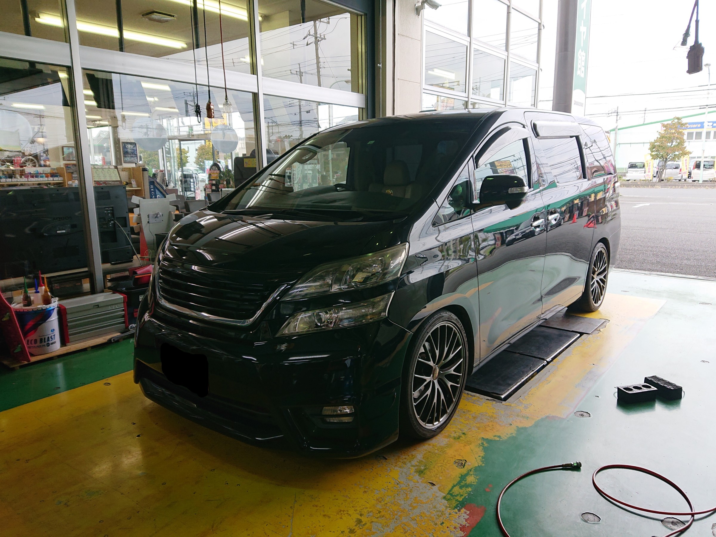 トヨタ ヴェルファイア Gghw エンジンオイル交換作業 トヨタ ヴェルファイア メンテナンス商品 オイル関連 エンジンオイル交換 サービス事例 タイヤ館 川口 タイヤからはじまる トータルカーメンテナンス タイヤ館グループ