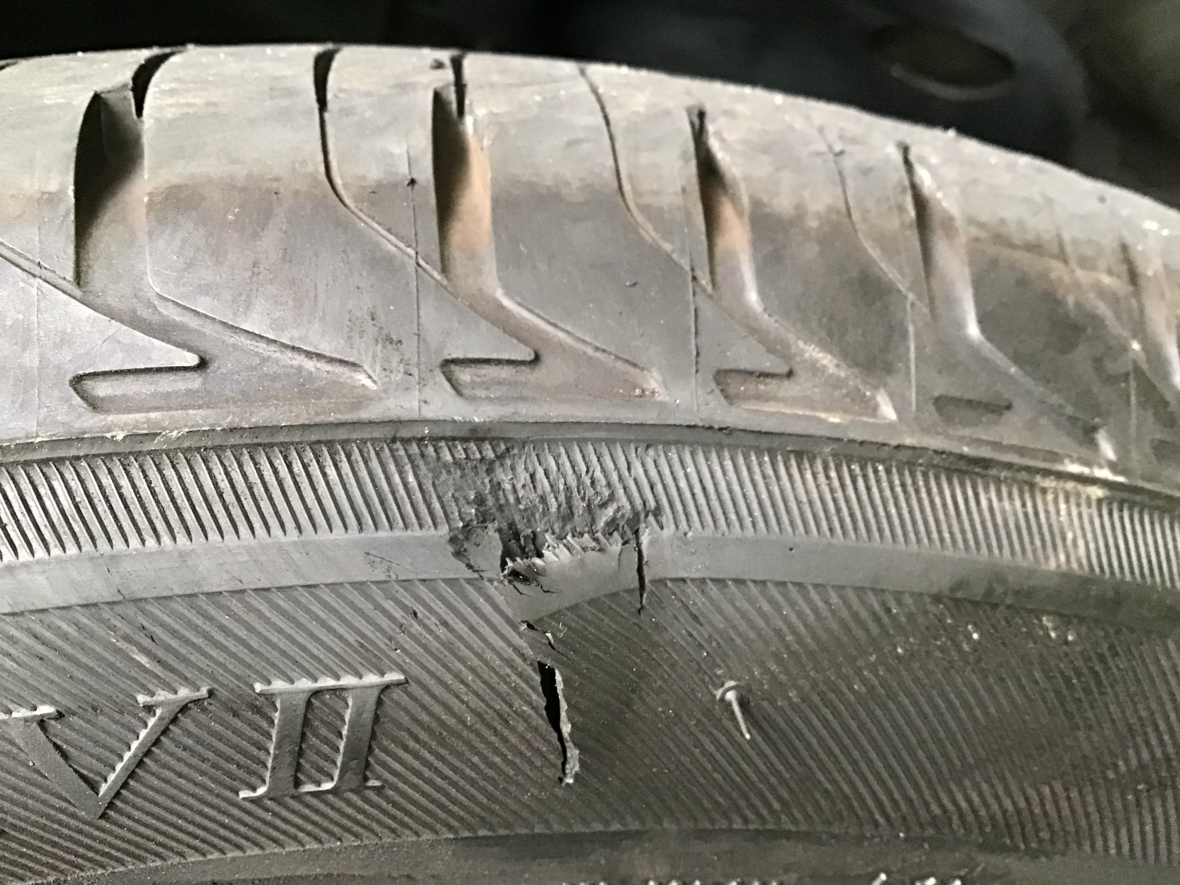 タイヤの側面に傷がついてしまったら 神辺店の技術サービス タイヤ館 神辺 タイヤからはじまる トータルカーメンテナンス タイヤ 館グループ