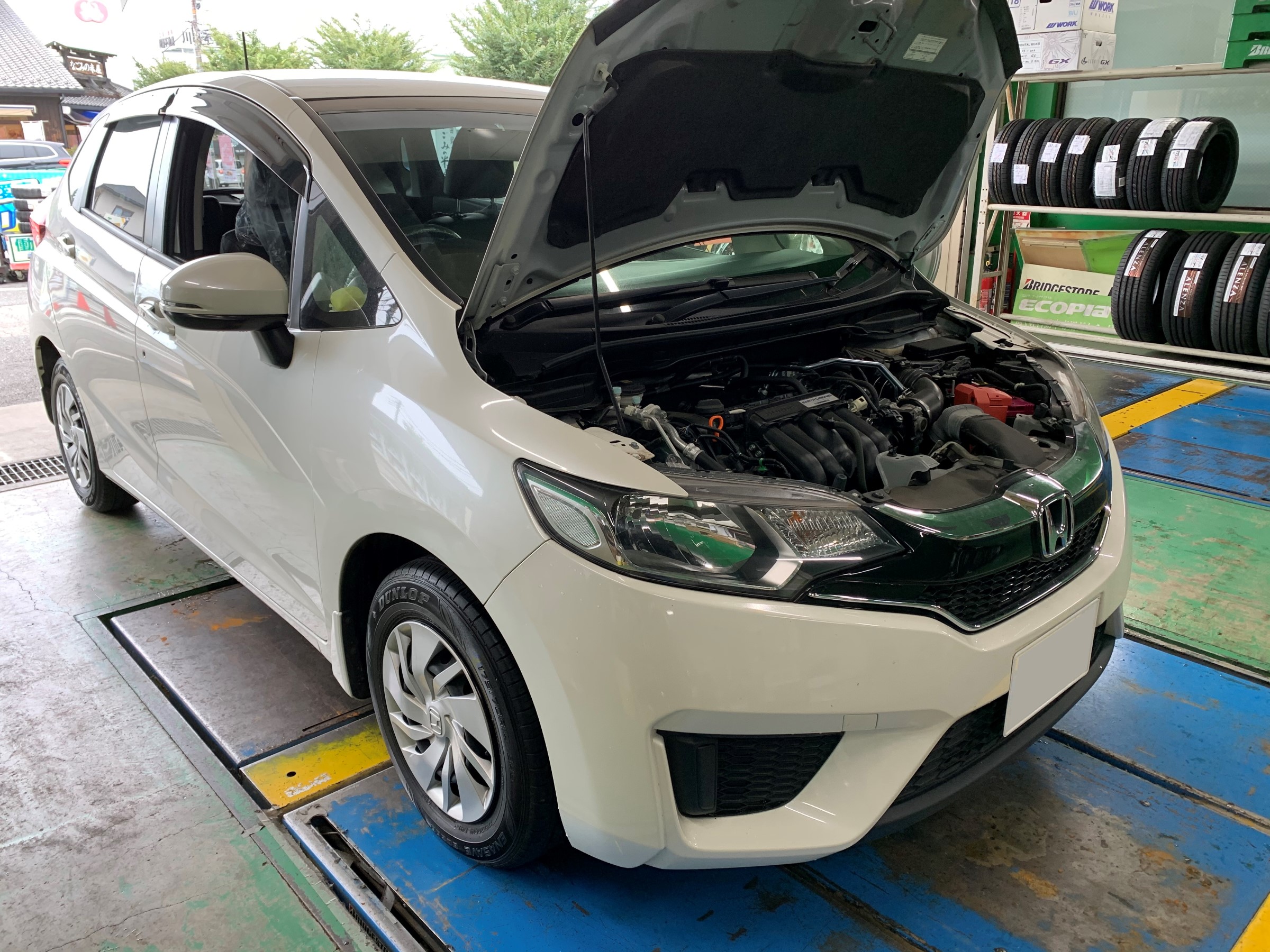 ホンダ フィット バッテリー交換 ホンダ フィット メンテナンス商品 サービス事例 タイヤ館 勝田台 千葉県のタイヤ カー用品ショップ タイヤからはじまる トータルカーメンテナンス タイヤ館グループ