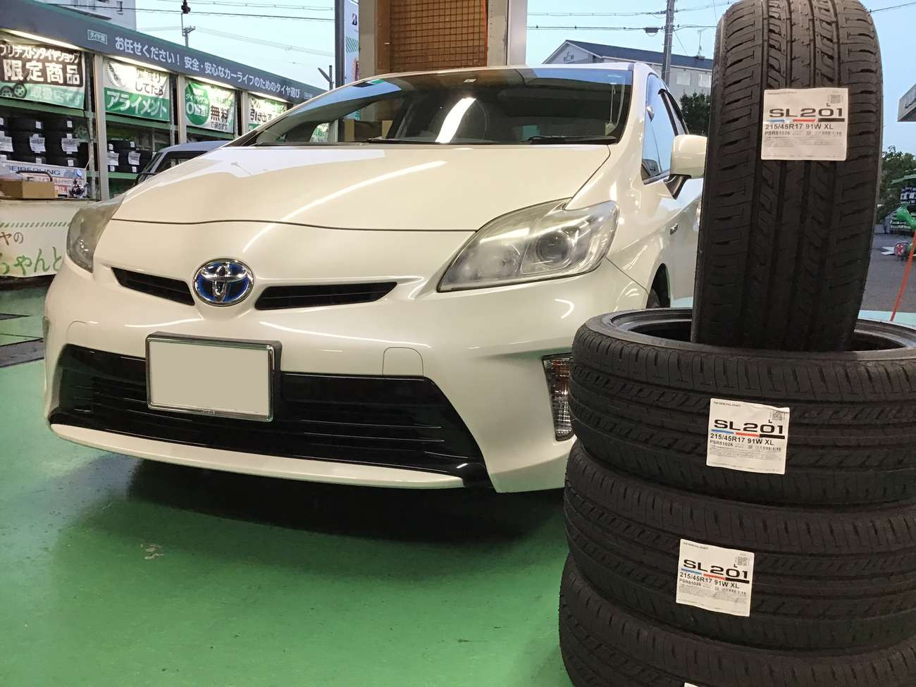 トヨタ「プリウス」30系 タイヤ交換 215/45R17 | トヨタ プリウス ...