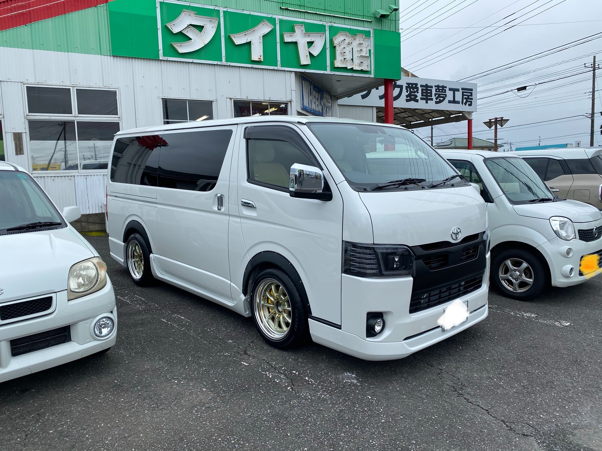 ハイエース カスタム トヨタ ハイエース タイヤ パーツ取付 各種用品取付 サービス事例 タイヤ館 勝田 茨城県のタイヤ カー用品ショップ タイヤからはじまる トータルカーメンテナンス タイヤ館グループ