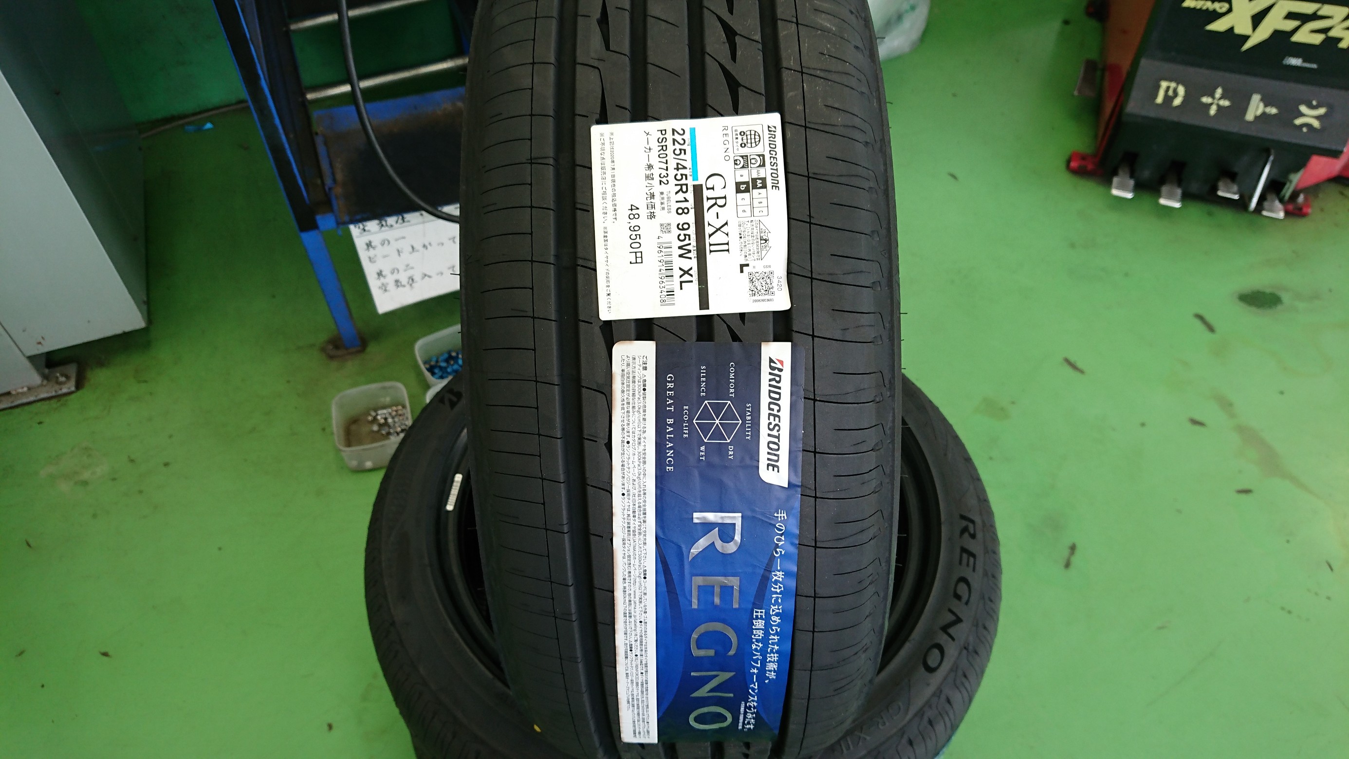 トヨタ プリウスa Zvw40 一度履いたらやめられないレグノgr X でタイヤ交換 トヨタ プリウスa タイヤ タイヤ ホイール関連 タイヤ ホイール交換 サービス事例 タイヤ館 土浦北インター 茨城県のタイヤ カー用品ショップ タイヤからはじまる
