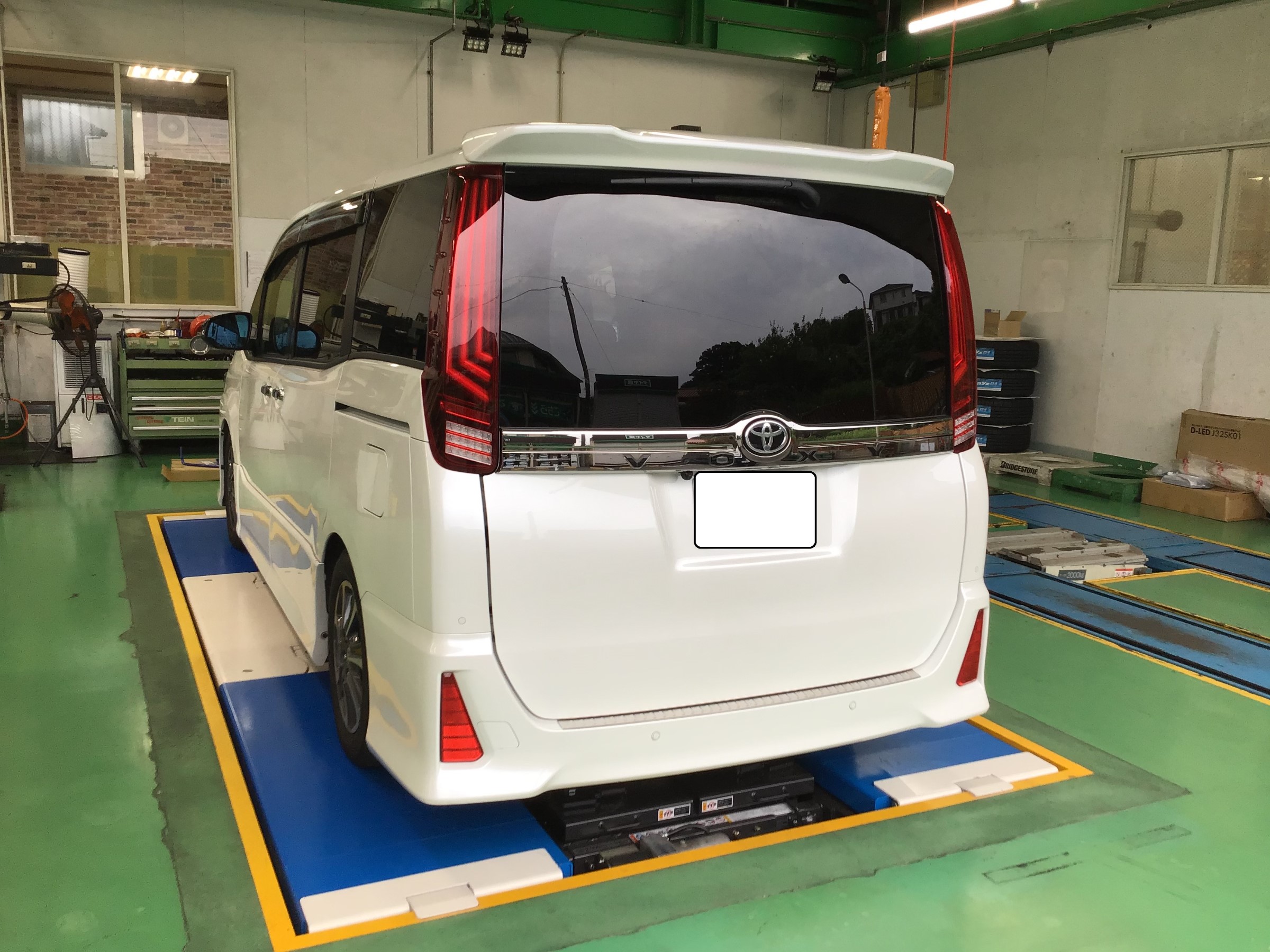 トヨタ VOXY(ZRR80W) クスコ リア・スタビバー取付け | トヨタ