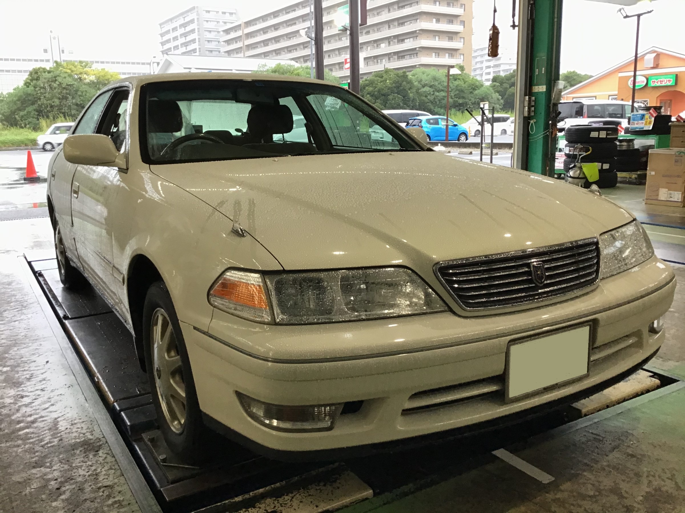 マーク Gx100 タイヤ交換 トヨタ マークii タイヤ サービス事例 タイヤ館 幕張 千葉県のタイヤ カー用品ショップ タイヤからはじまる トータルカーメンテナンス タイヤ館グループ