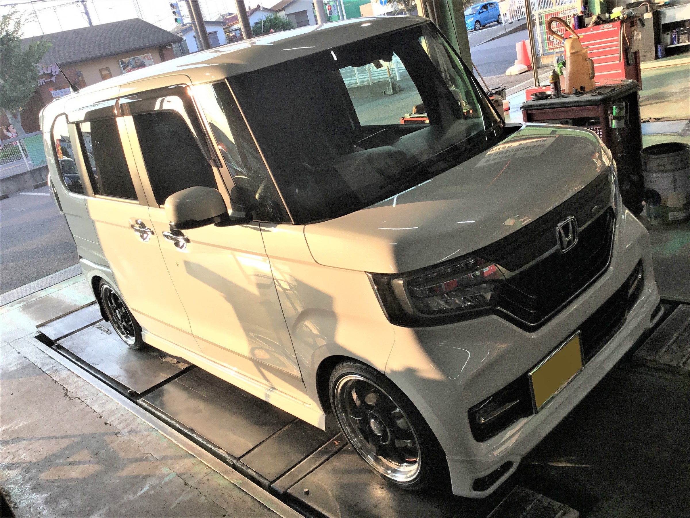 Jf3型n Boxカスタム アンダーブレース取り付け ホンダ N Boxカスタム その他 パーツ取付 各種用品取付 技術サービスブログ タイヤ館 鎌ヶ谷 千葉県のタイヤ カー用品ショップ タイヤからはじまる トータルカーメンテナンス タイヤ館グループ