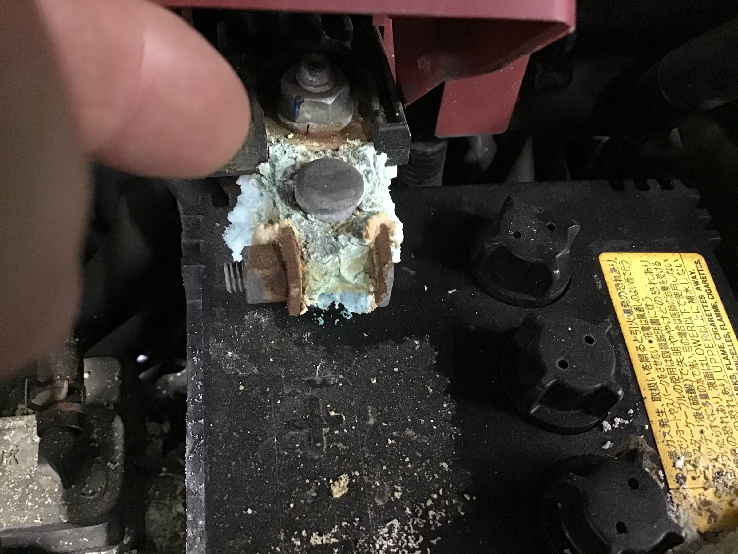 こんな風になっていませんか 最悪の場合割れます メンテナンス商品 パーツ取付 バッテリー交換 お客様取り付けブログ タイヤ館 水戸けやき台 茨城県のタイヤ カー用品ショップ タイヤからはじまる トータルカーメンテナンス タイヤ館グループ