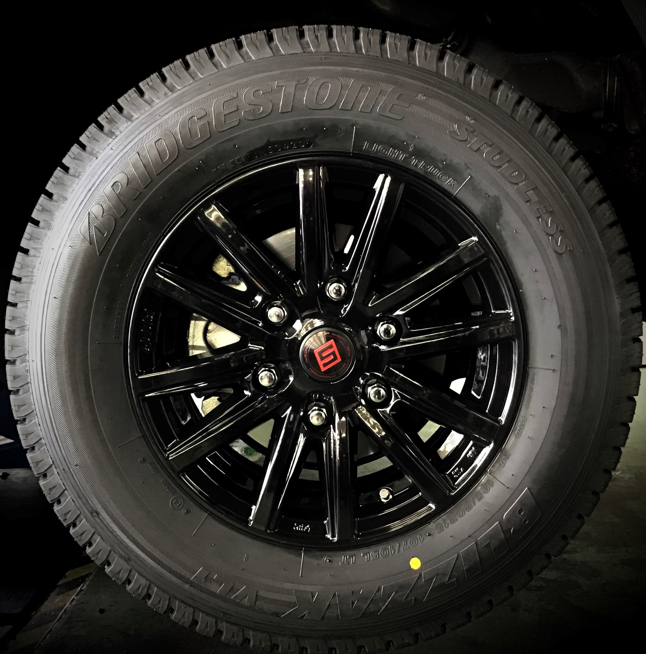 200系ハイエース用 2024年製 国産スタッドレスタイヤ + SEIN SS