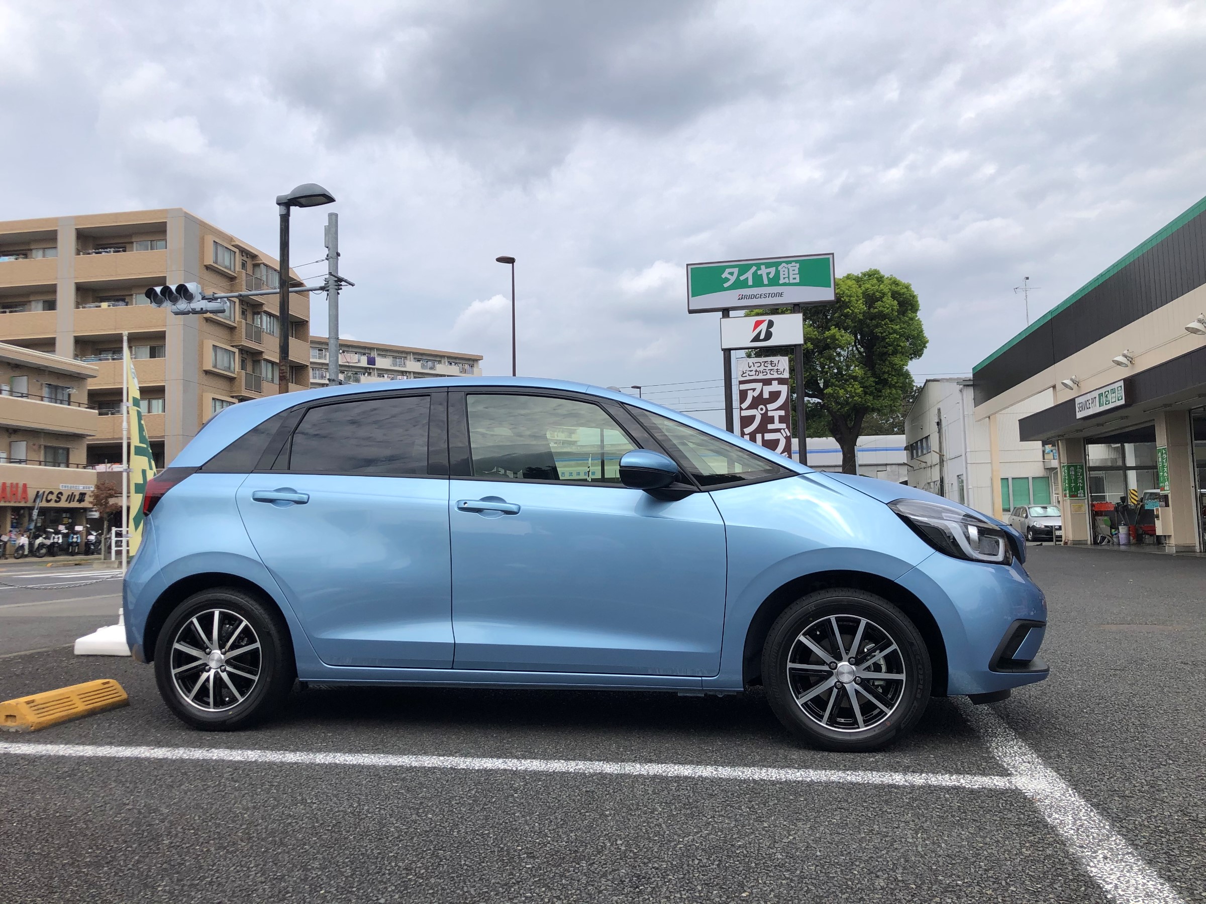 Fit Gr3 ホイール交換 ホンダ フィット タイヤ タイヤ ホイール関連 タイヤ ホイール交換 サービス事例 タイヤ館 小平 東京都のタイヤ カー用品ショップ タイヤからはじまる トータルカーメンテナンス タイヤ館グループ