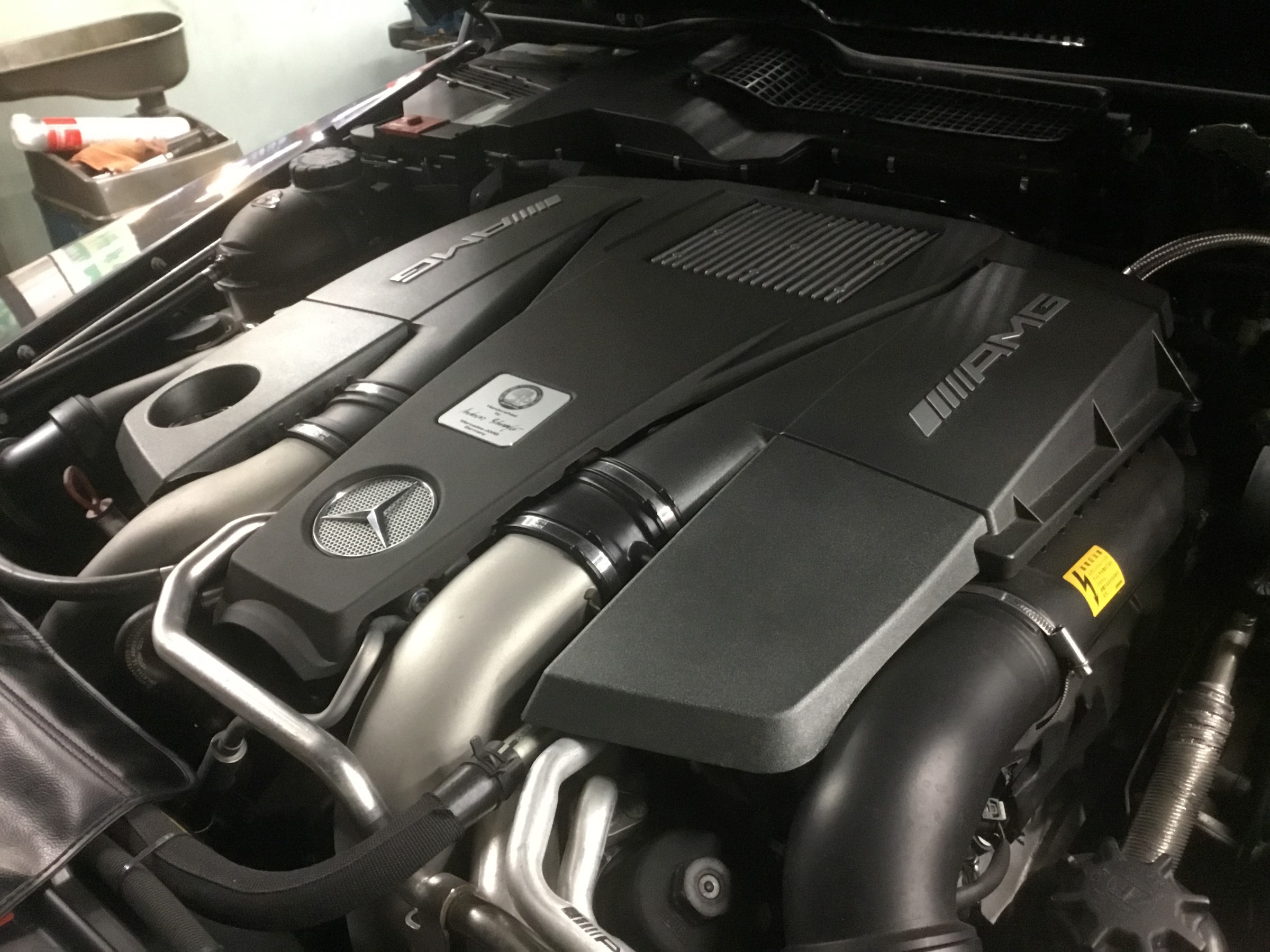 ポルシェ 911 Amg G63 オイル交換 ポルシェ 911 メンテナンス商品 オイル関連 エンジンオイル交換 サービス事例 タイヤ館 パドック２４６ 東京都のタイヤ カー用品ショップ タイヤからはじまる トータルカーメンテナンス タイヤ館グループ