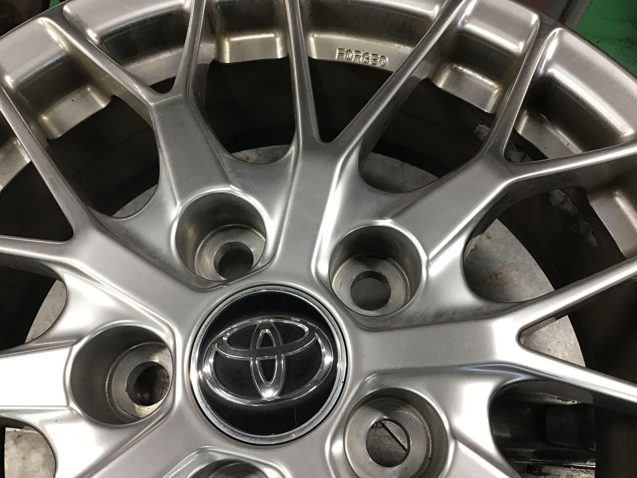 トヨタ「ヴォクシー」ZWR80W タイヤ交換 205/55R16 | トヨタ
