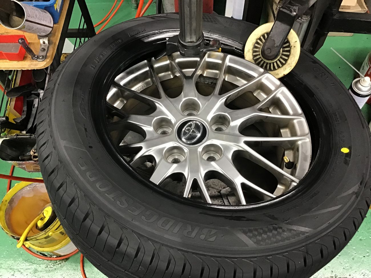 トヨタ「ヴォクシー」ZWR80W タイヤ交換 205/55R16 | トヨタ