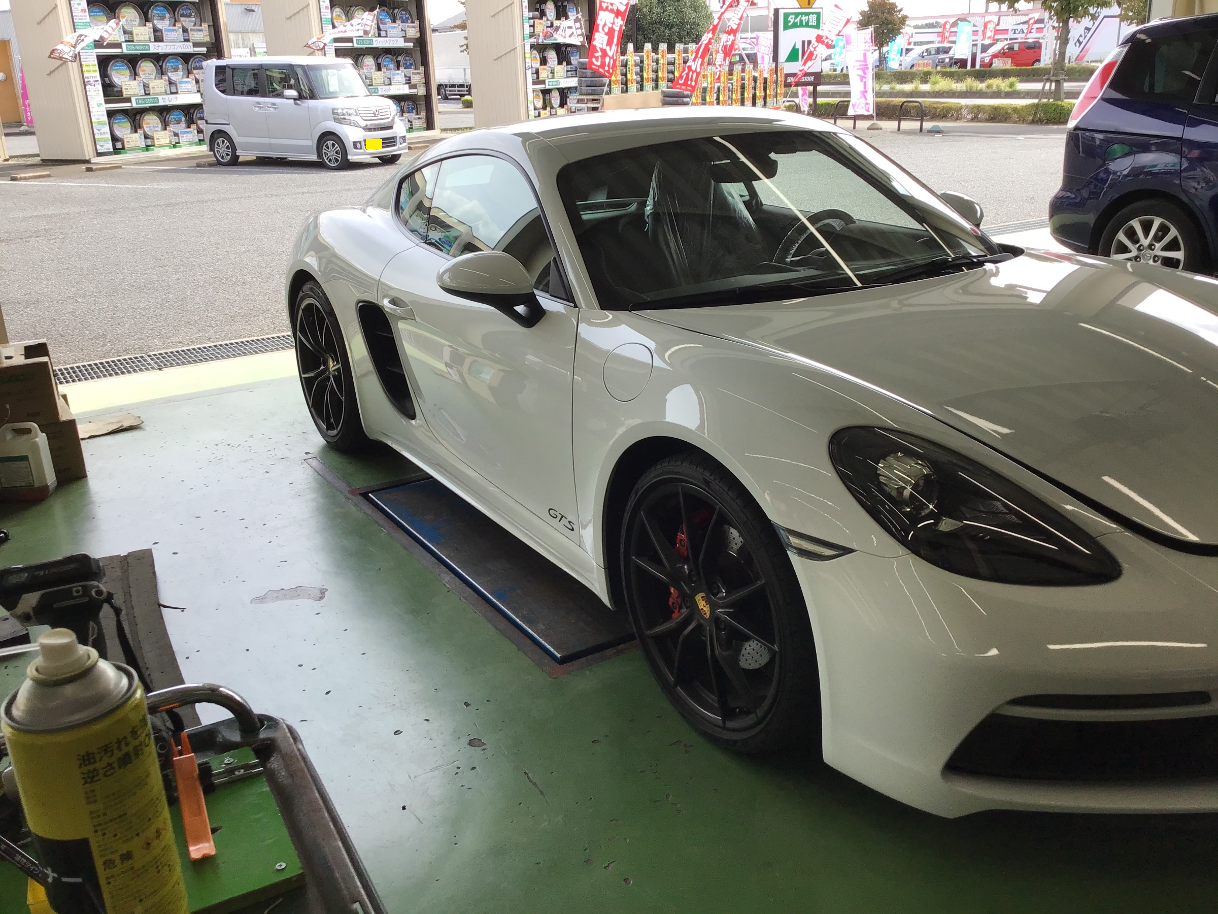 ポルシェ ケイマン タイヤ交換 ポルシェ ケイマン タイヤ 結城店の作業日記 タイヤ館 結城 茨城県のタイヤ カー用品ショップ タイヤからはじまる トータルカーメンテナンス タイヤ館グループ