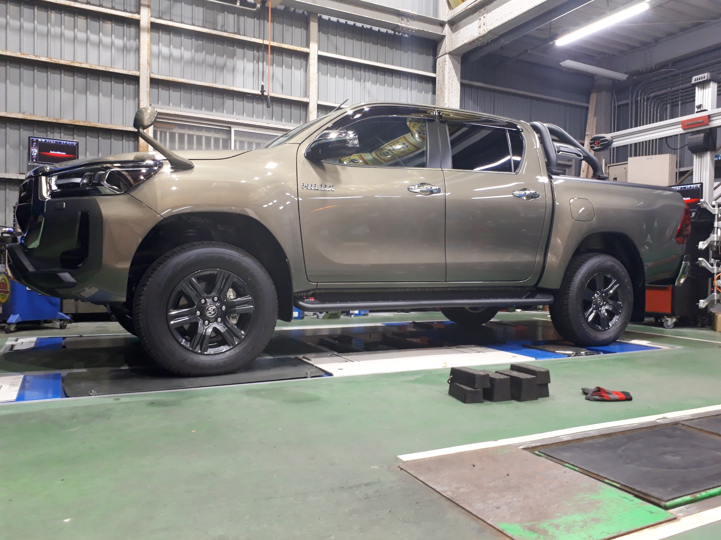ハイラックスのフロントリフトアップ サービス事例 タイヤ館 大村 タイヤからはじまる トータルカーメンテナンス タイヤ館グループ