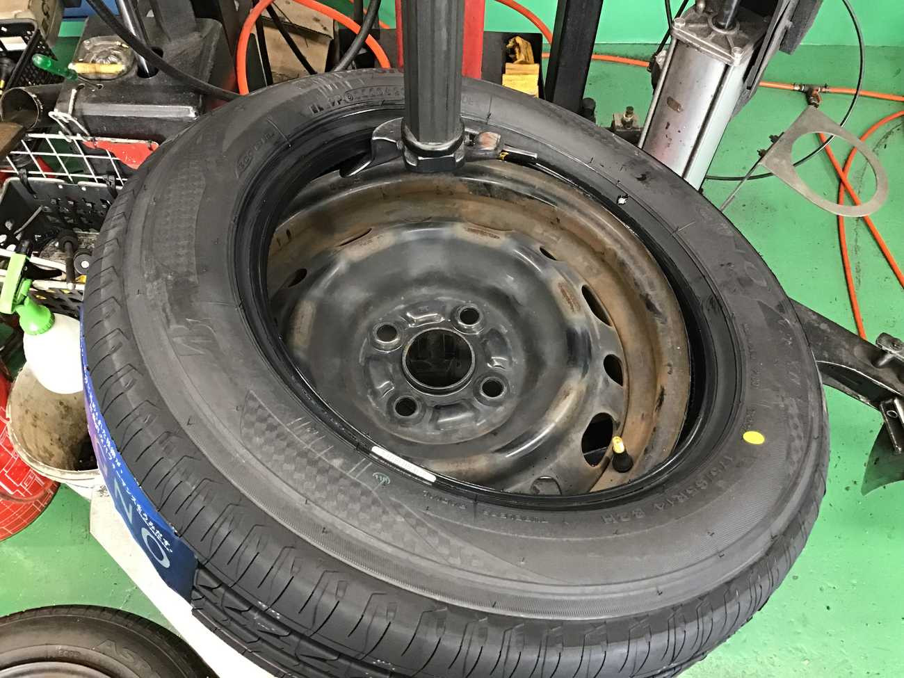 マツダ「デミオ」DE系 タイヤ・バッテリー交換 175/65R14 | マツダ