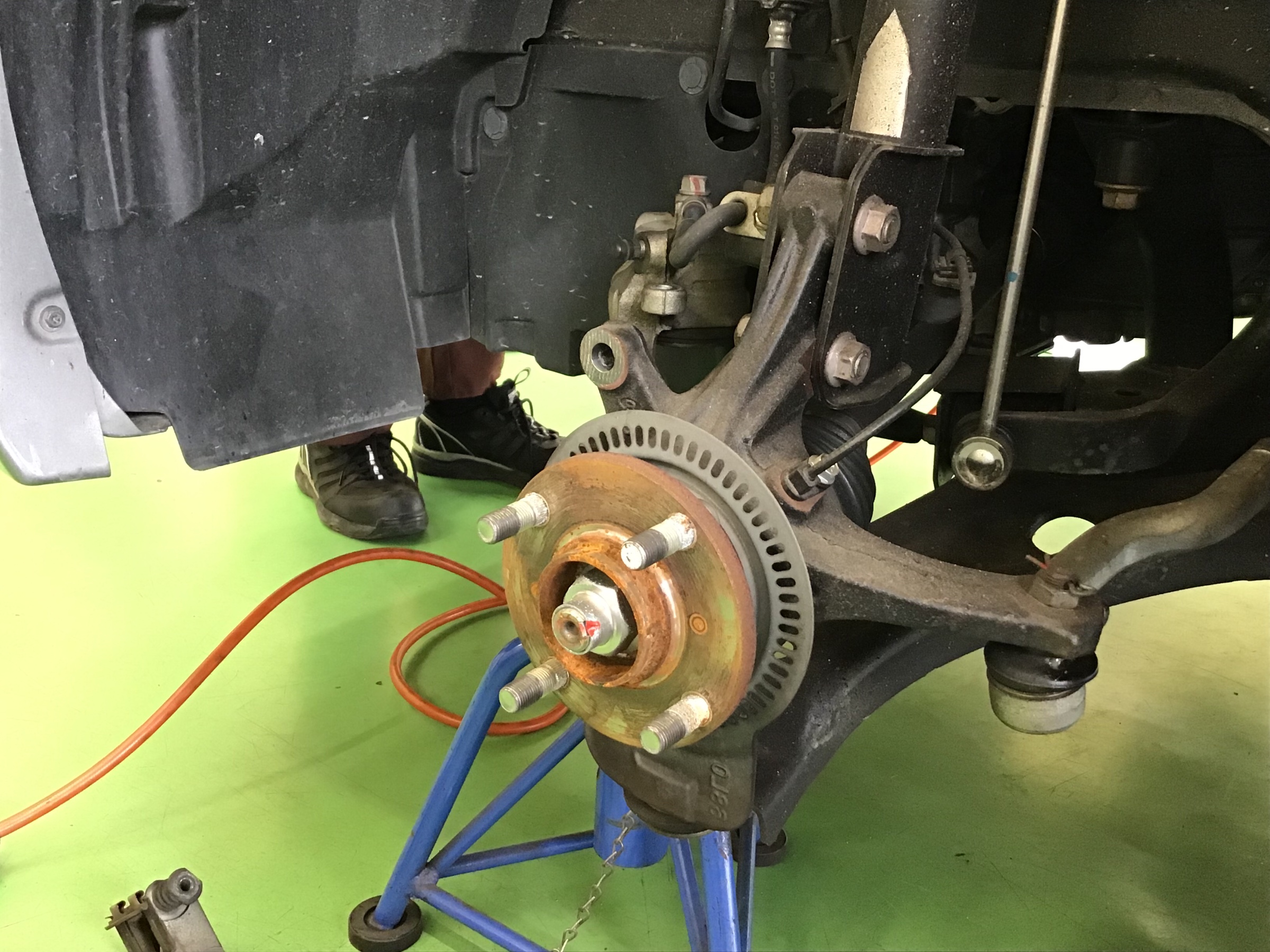 Suzuki スイフト ブレーキパッド ブレーキローター交換 サービス事例 タイヤ館 グリーンピットつくば研究学園 茨城県のタイヤ カー用品ショップ タイヤからはじまる トータルカーメンテナンス タイヤ館グループ