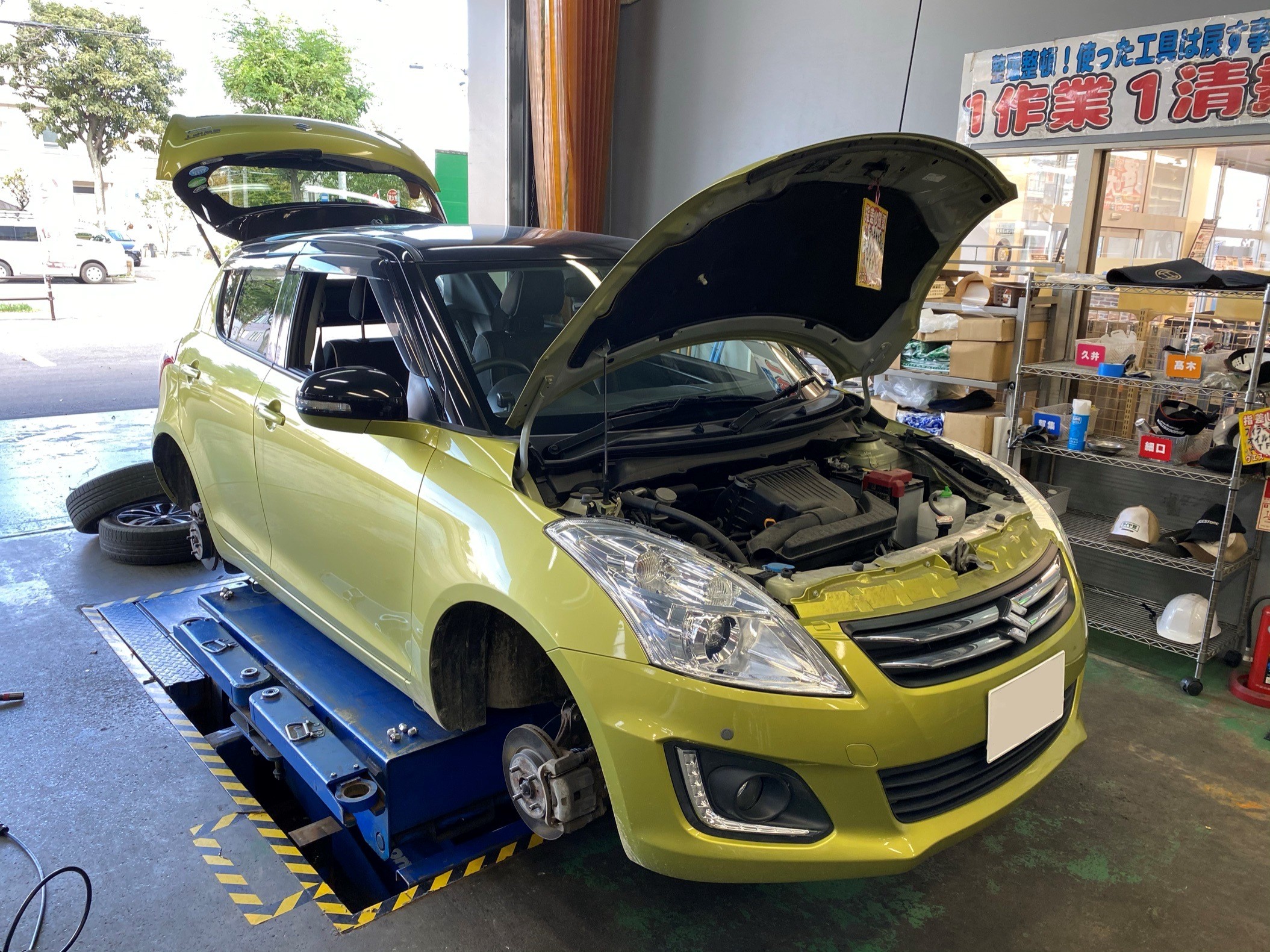 スズキ スイフト Zd72s のタイヤ交換とバッテリー交換 スズキ スイフト タイヤ タイヤ ホイール関連 タイヤ ホイール交換 サービス事例 タイヤ館 桑園 タイヤからはじまる トータルカーメンテナンス タイヤ館グループ