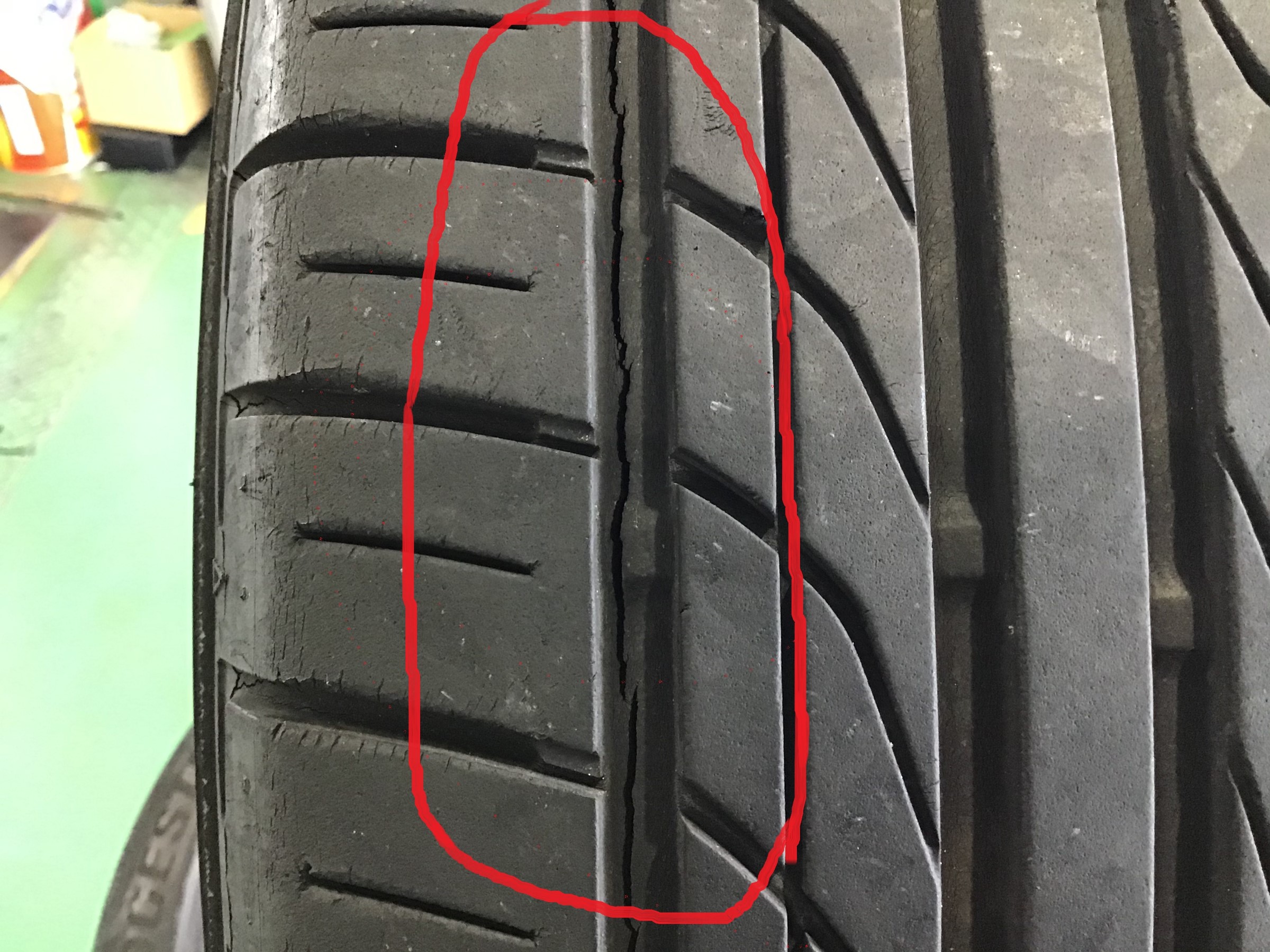 タイヤのひび割れ 大丈夫ですか タイヤ その他 無料安全点検 スタッフ日記 タイヤ館 磯子 神奈川県のタイヤ カー用品ショップ タイヤからはじまる トータルカーメンテナンス タイヤ館グループ