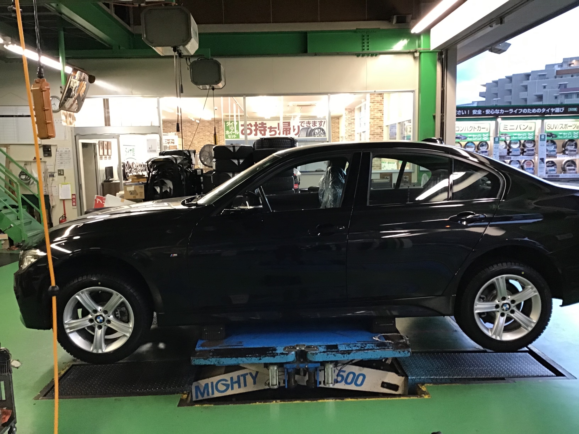 Bmw 3 Vrx2 スタッドレスタイヤ 新品取付 Bmw タイヤ タイヤ ホイール関連 タイヤ ホイール交換 作業紹介 タイヤ館 ２４６さぎぬま 神奈川県のタイヤ カー用品ショップ タイヤからはじまる トータルカーメンテナンス タイヤ館グループ