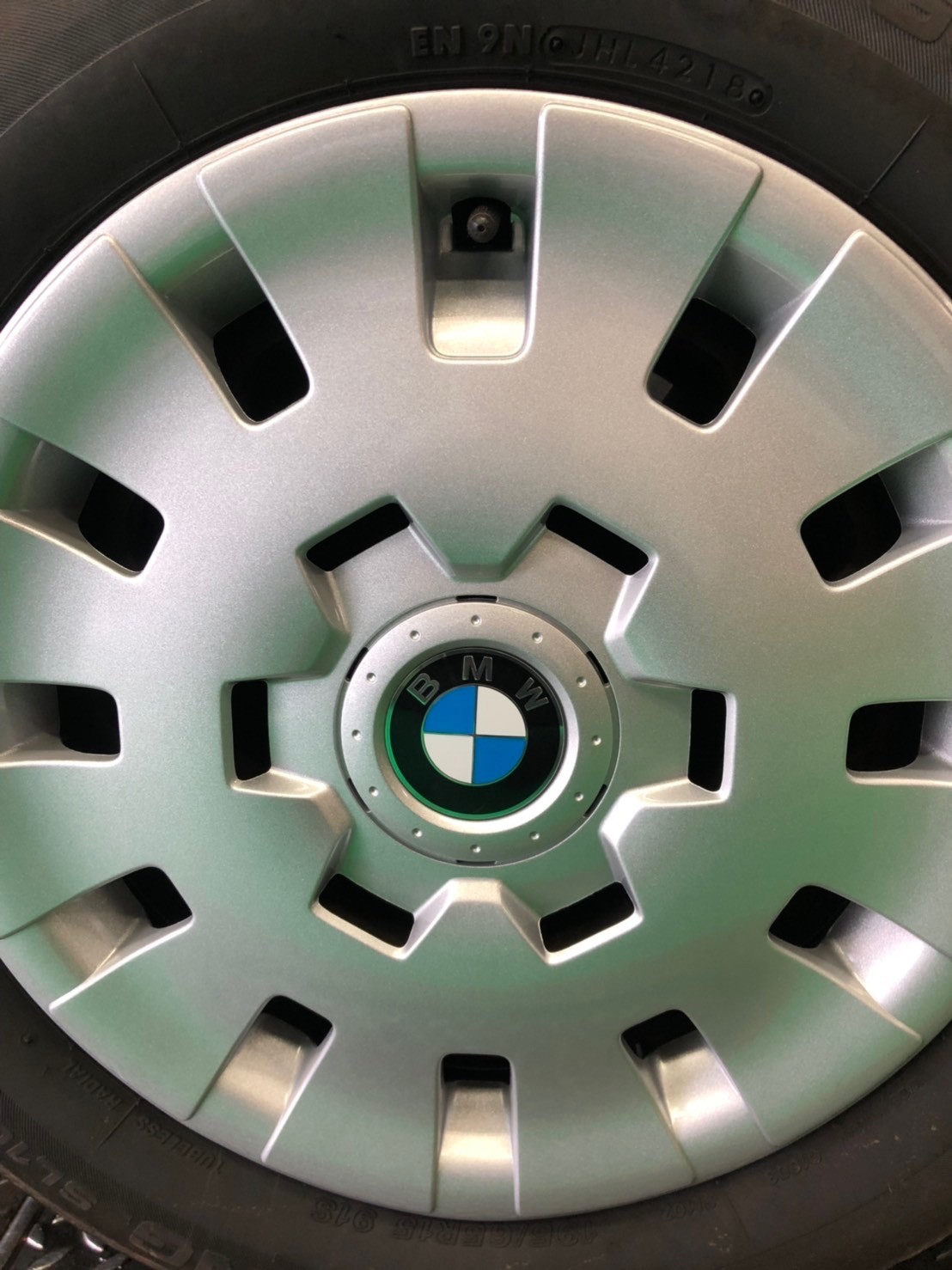 BMW ホイールカバー交換 | BMW 3シリーズ ホイール タイヤ・ホイール関連 > タイヤ・ホイール交換 | サービス事例 | タイヤ館 瀬谷 |  神奈川県のタイヤ、カー用品ショップ タイヤからはじまる、トータルカーメンテナンス タイヤ館グループ