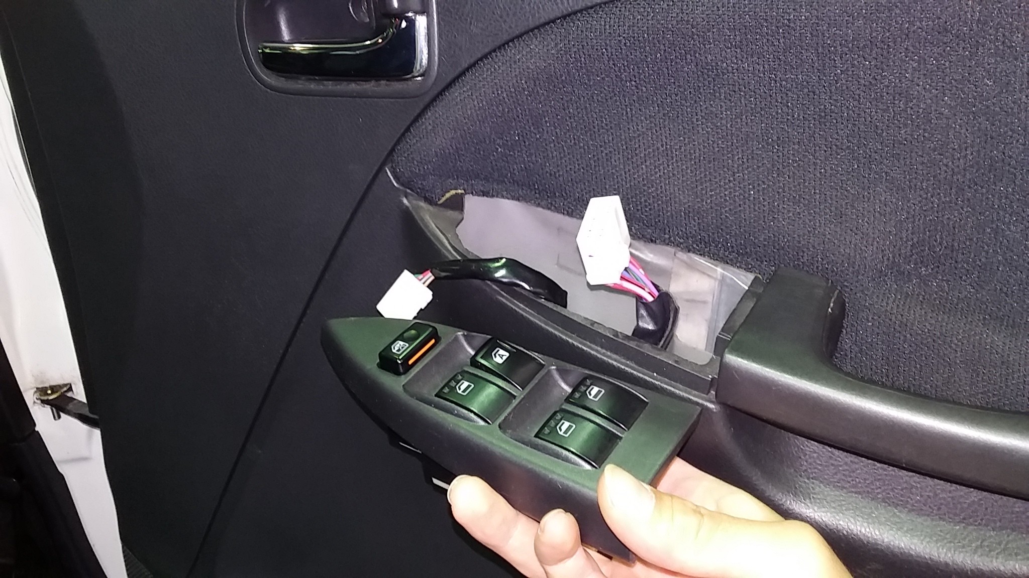 ムーヴ ドアスイッチ交換 ダイハツ ムーヴ その他 パーツ取付 各種用品取付 スタッフ日記 タイヤ館 長崎 タイヤからはじまる トータルカーメンテナンス タイヤ館グループ