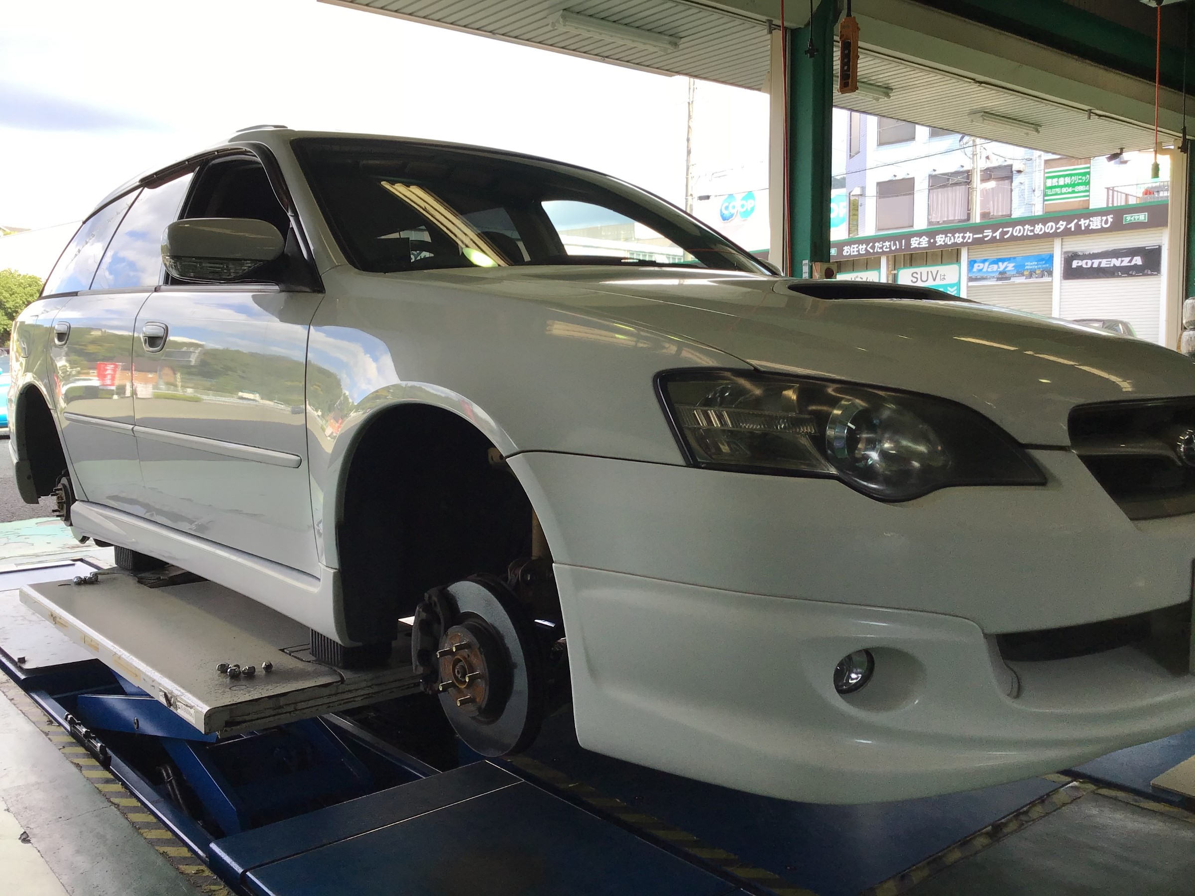 スバル レガシィツーリングワゴン タイヤ交換 サービス事例 タイヤ館 六甲北 兵庫県のタイヤ カー用品ショップ タイヤからはじまる トータルカーメンテナンス タイヤ館グループ