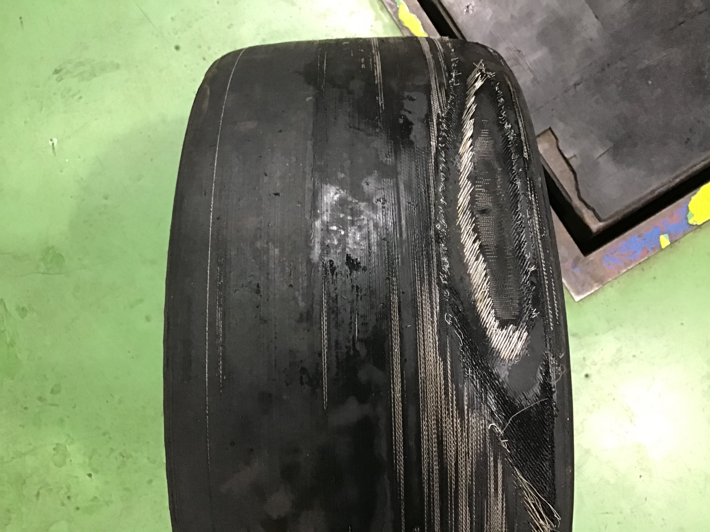 タイヤの使い過ぎにはご注意を スタッフ日記 タイヤ館 西船橋 千葉県のタイヤ カー用品ショップ タイヤからはじまる トータルカーメンテナンス タイヤ館グループ