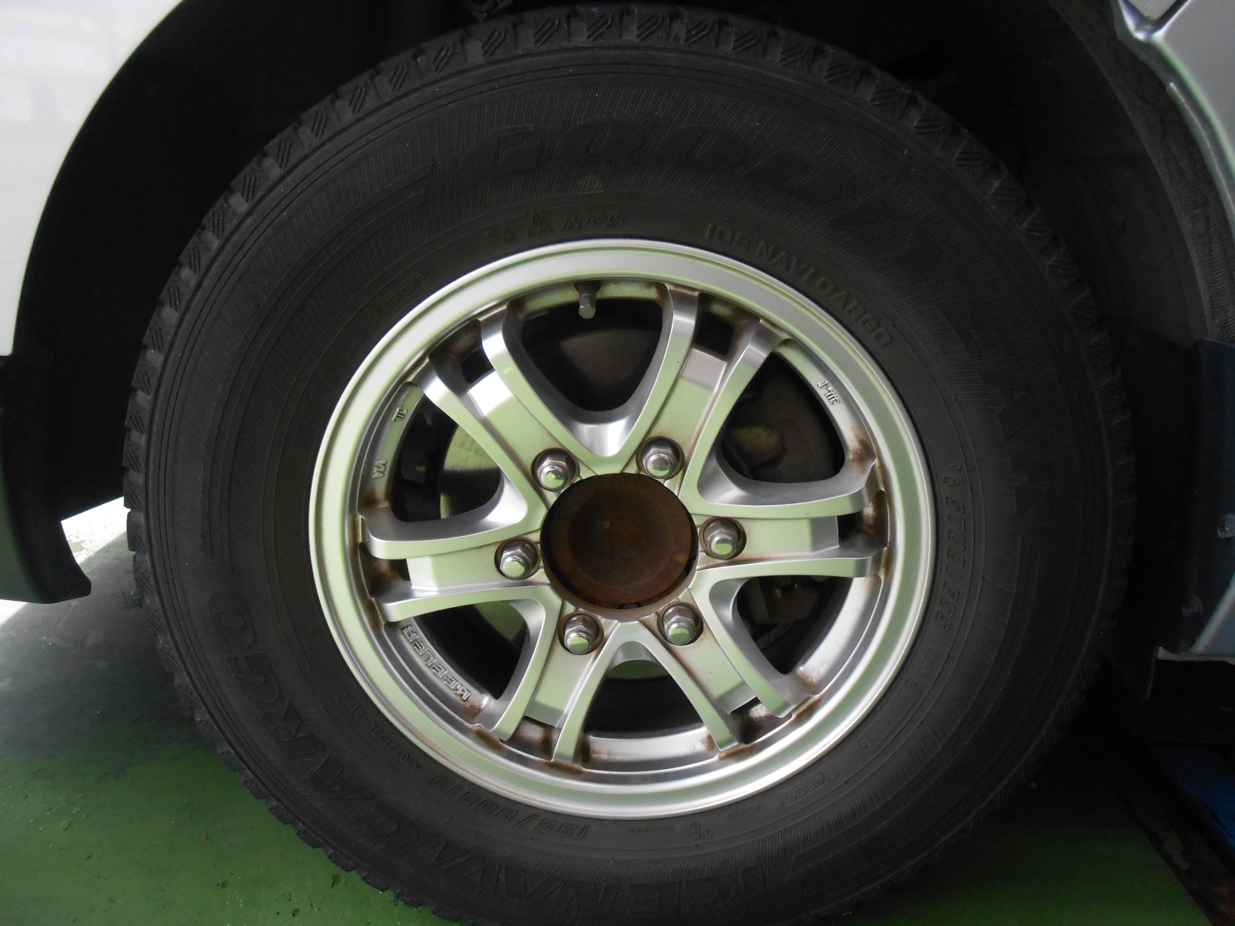 キャラバンNV350 195/80R15 スタッドレスタイヤを装着致しました