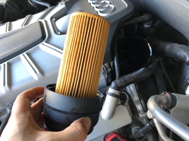 Audi S5 8t のオイル交換をしましたっ アウディ S5 メンテナンス商品 オイル関連 エンジンオイル交換 技術サービス施工事例 タイヤ館 福岡東 タイヤからはじまる トータルカーメンテナンス タイヤ館グループ