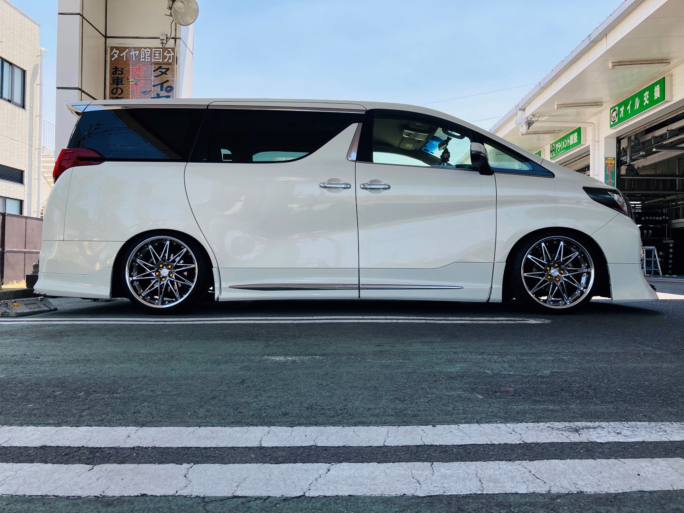 アルファード Work ホイール 車高調取り付け トヨタ アルファード ホイール タイヤ ホイール関連 タイヤ ホイール交換 サービス事例 タイヤ館 国分 タイヤからはじまる トータルカーメンテナンス タイヤ館グループ