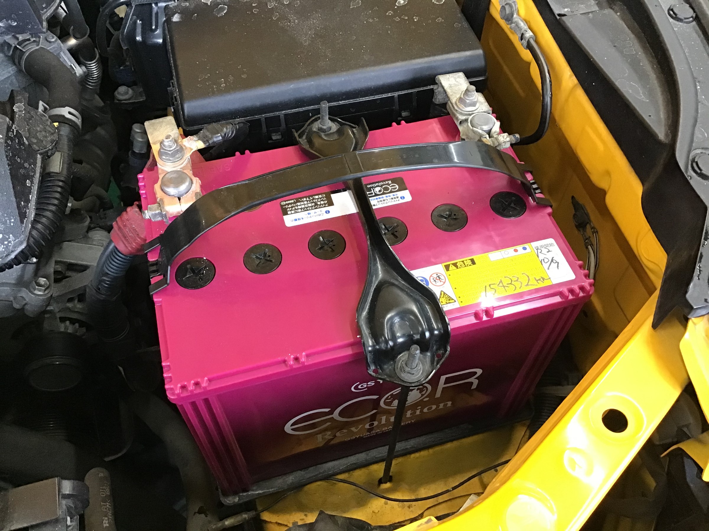 貴重な絶版車のバッテリー交換もお任せ下さい！ トヨタ FJクルーザー メンテナンス商品 パーツ取付 > バッテリー交換 お客様取り付け