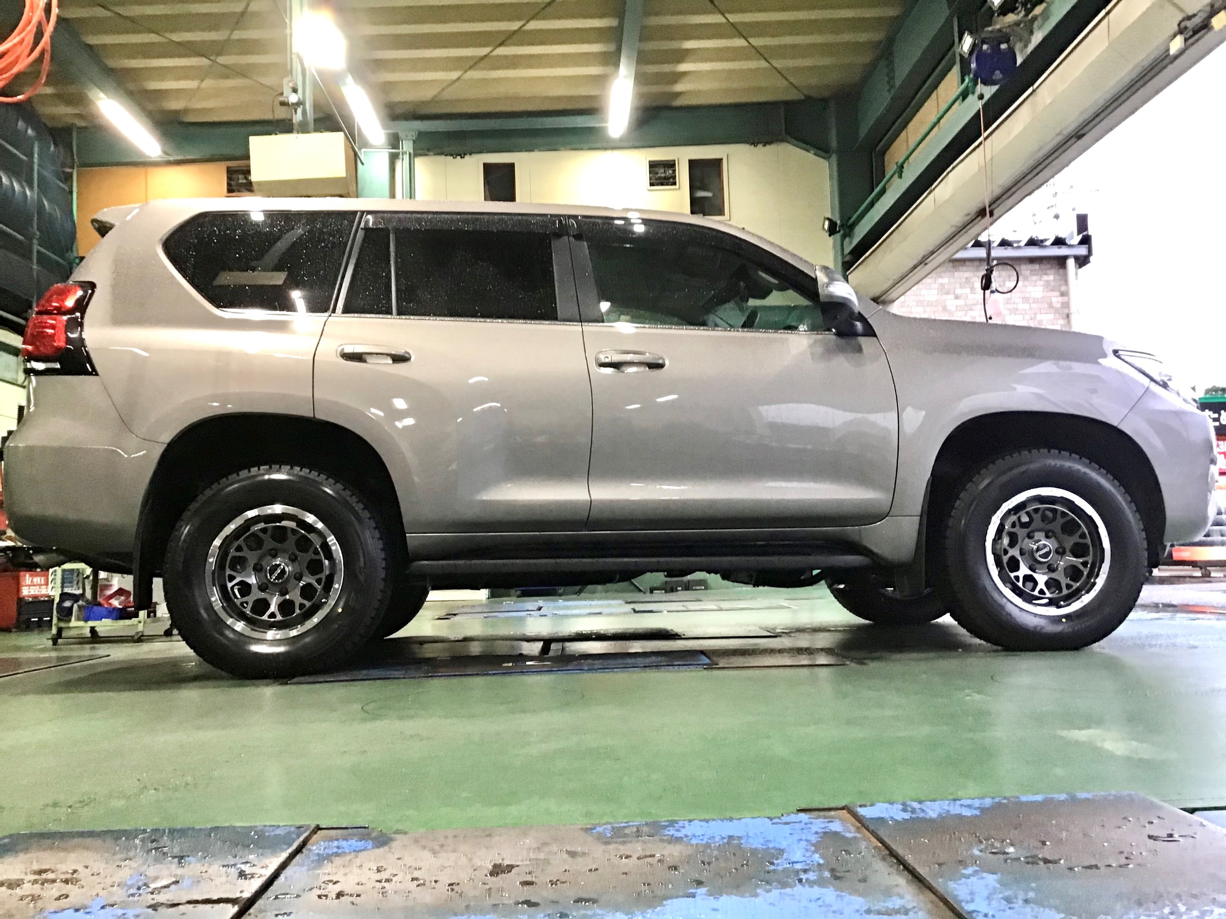 プラドにホイール装着しました トヨタ ランドクルーザー プラド ホイール タイヤ ホイール関連 タイヤ ホイール交換 スタッフ日記 タイヤ館 竹尾 新潟県のタイヤ カー用品ショップ タイヤからはじまる トータルカーメンテナンス タイヤ館グループ