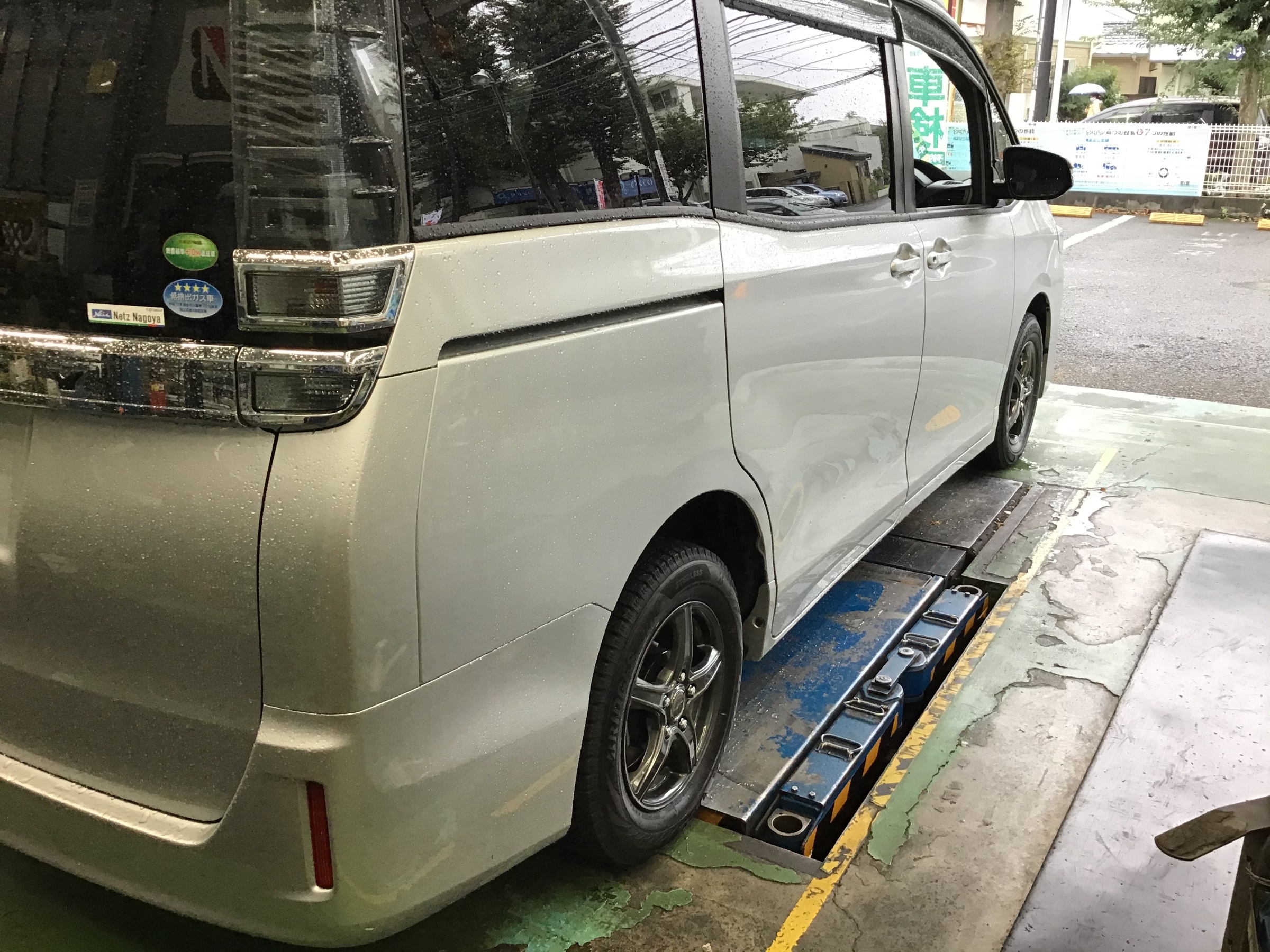 Voxy スタッドレスタイヤ ホイール新品取り付け トヨタ ヴォクシー タイヤ タイヤ ホイール関連 タイヤ ホイール交換 スタッフ日記 タイヤ館 調布 東京都のタイヤ カー用品ショップ タイヤからはじまる トータルカーメンテナンス タイヤ館グループ