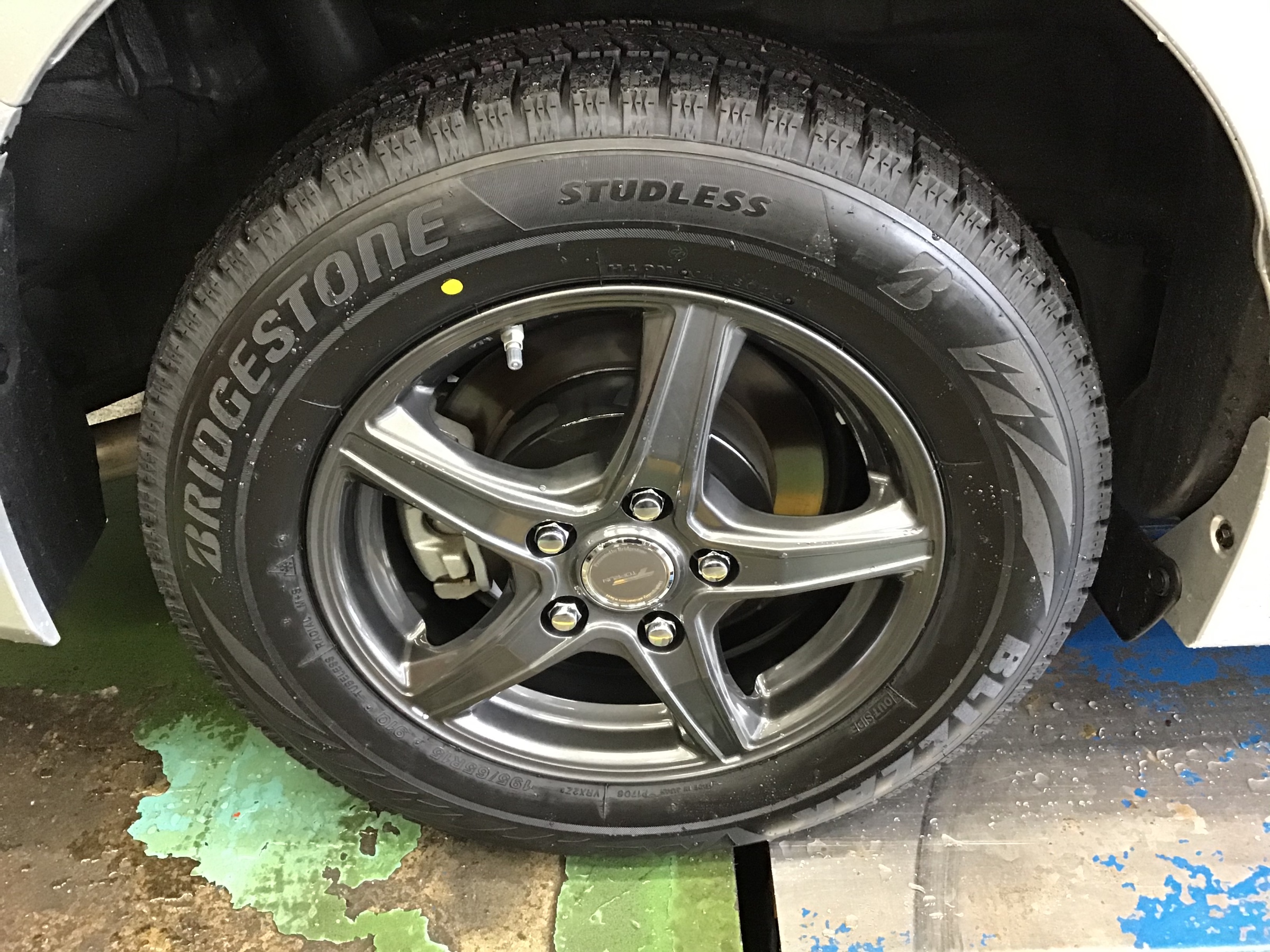 Voxy スタッドレスタイヤ ホイール新品取り付け トヨタ ヴォクシー タイヤ タイヤ ホイール関連 タイヤ ホイール交換 スタッフ日記 タイヤ館 調布 東京都のタイヤ カー用品ショップ タイヤからはじまる トータルカーメンテナンス タイヤ館グループ