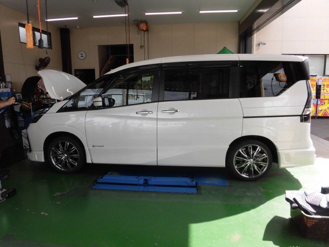 本日は、セレナ e-POWER のダウンサスのお取り付けです！！ ①フロント