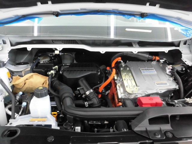 本日は、セレナ e-POWER のダウンサスのお取り付けです！！ ①フロント